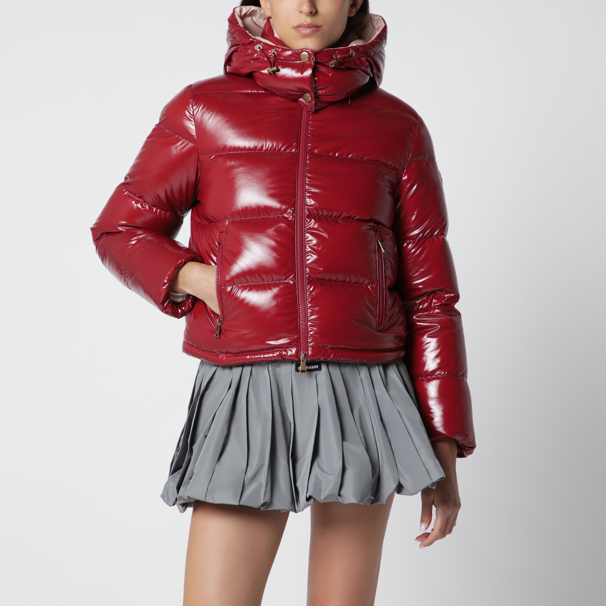 Niveole cropped down jacket in glossy nylon red