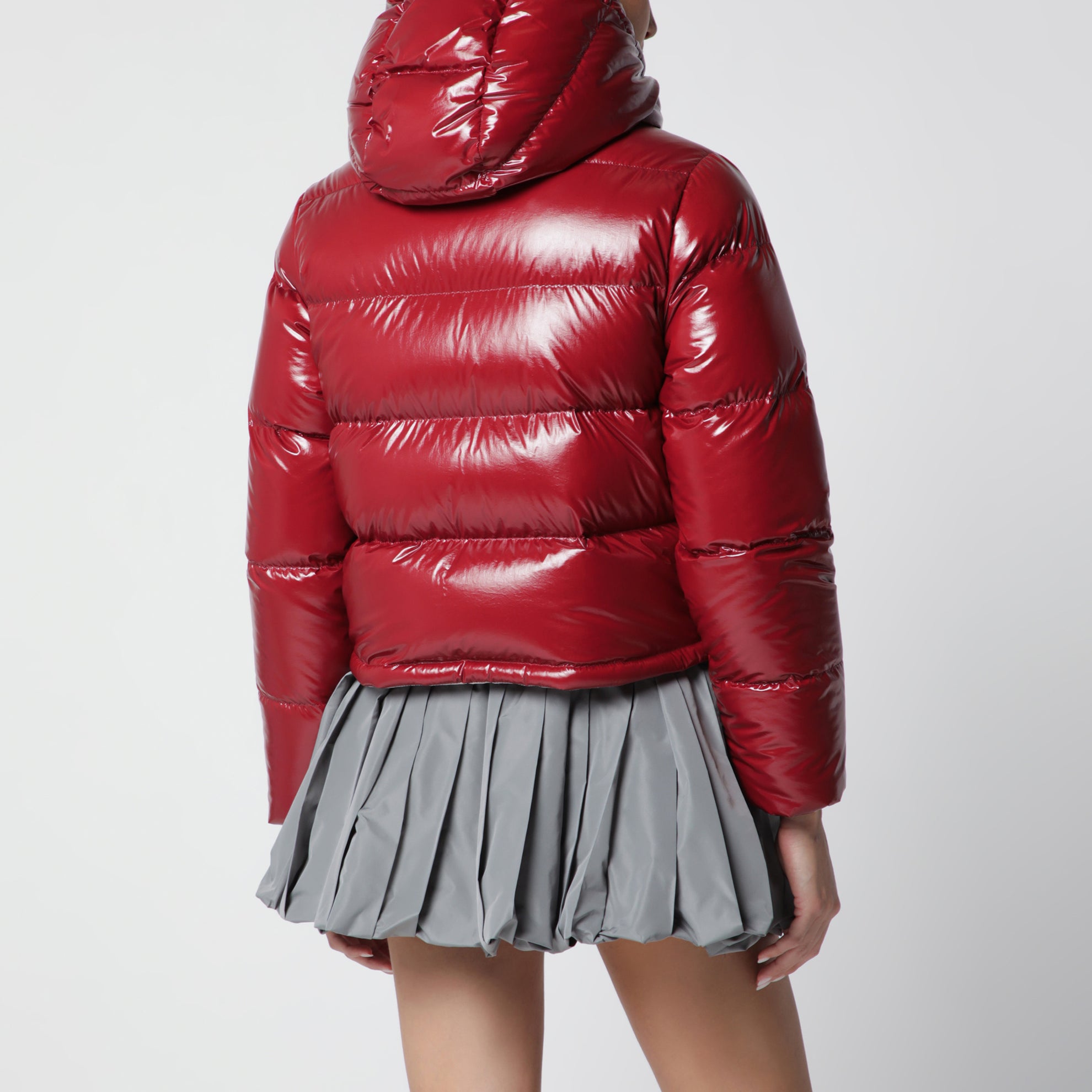 Niveole cropped down jacket in glossy nylon red