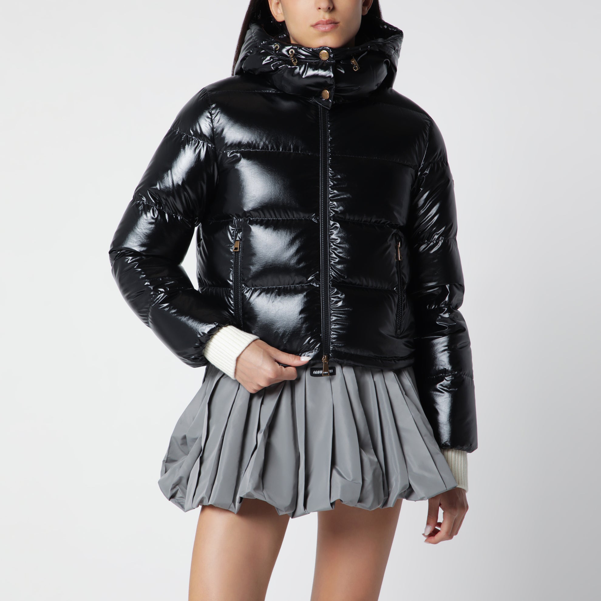 Kurze Daunenjacke Niveole aus glänzendem Nylon in Schwarz