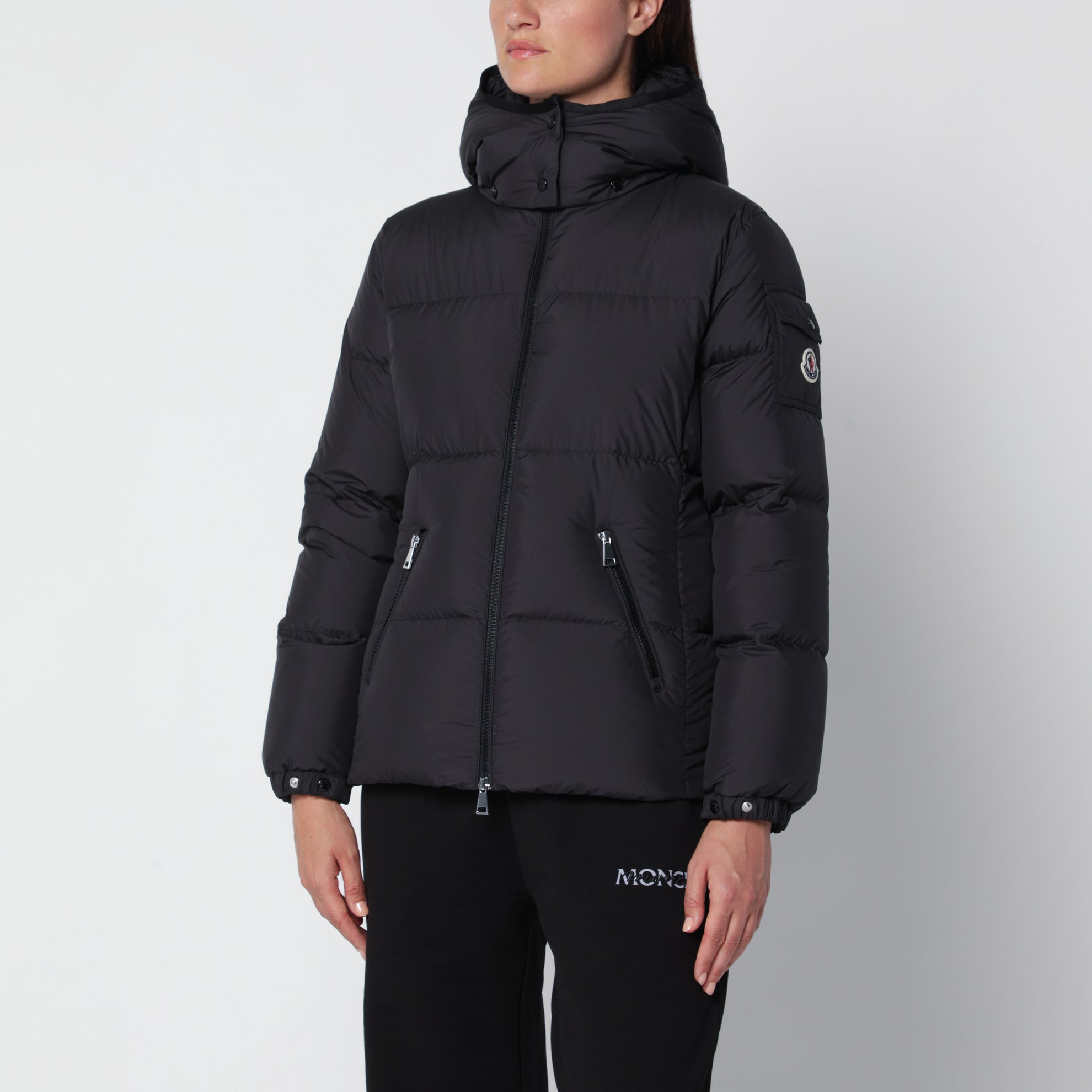 Schwarze gefütterte Daunenjacke