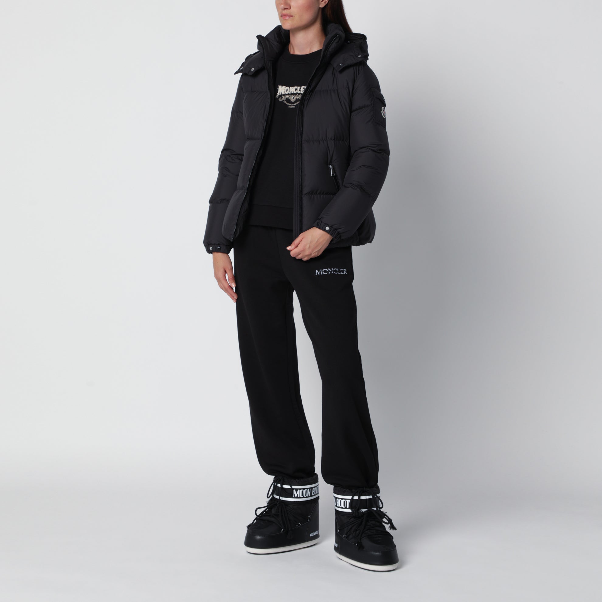 Schwarze gefütterte Daunenjacke
