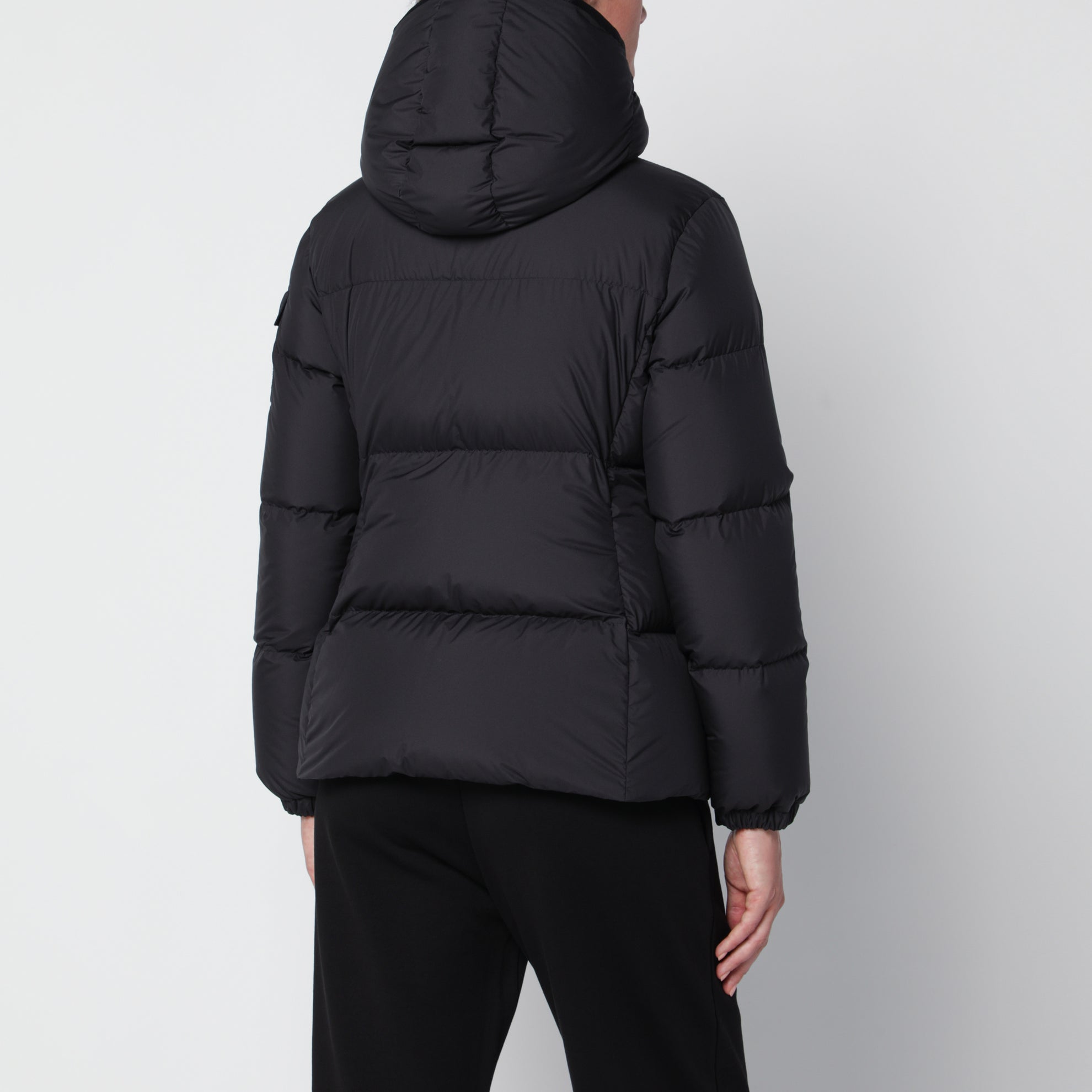 Schwarze gefütterte Daunenjacke