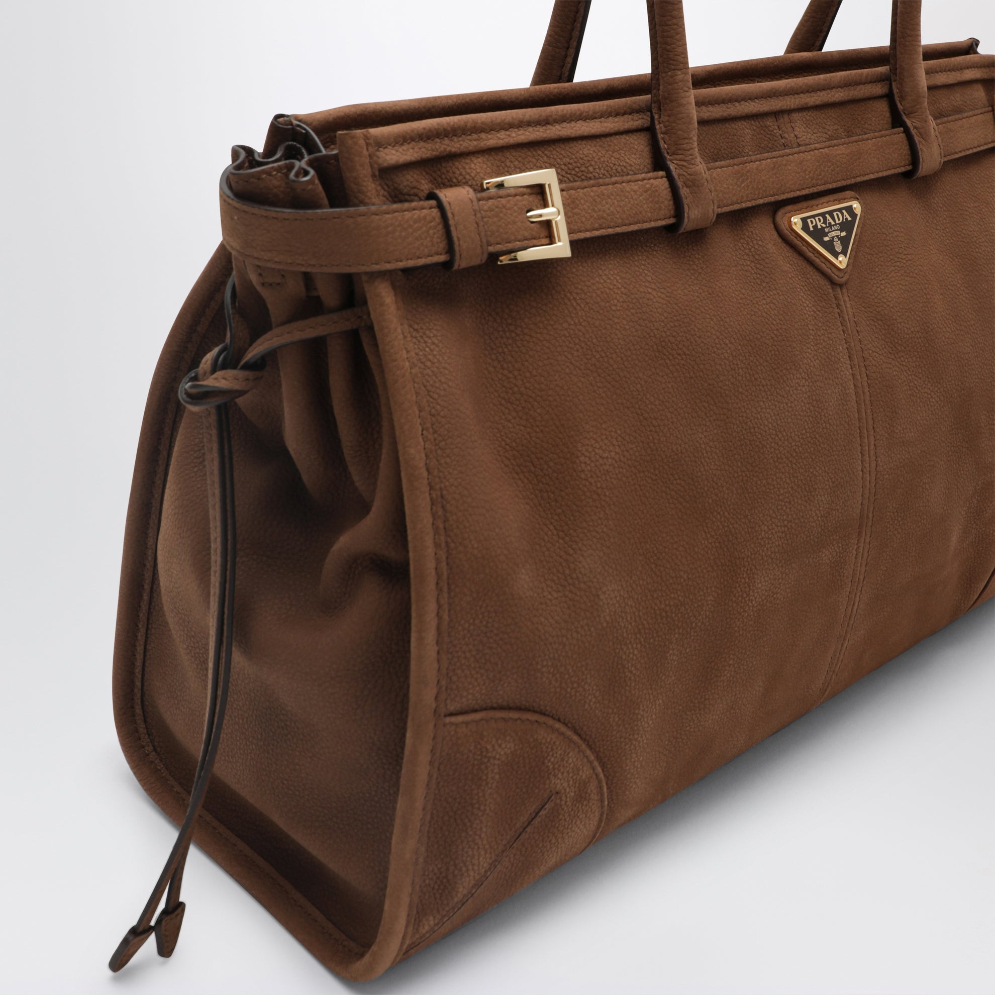 Große Prada Bonnie Tasche aus braunem Wildleder