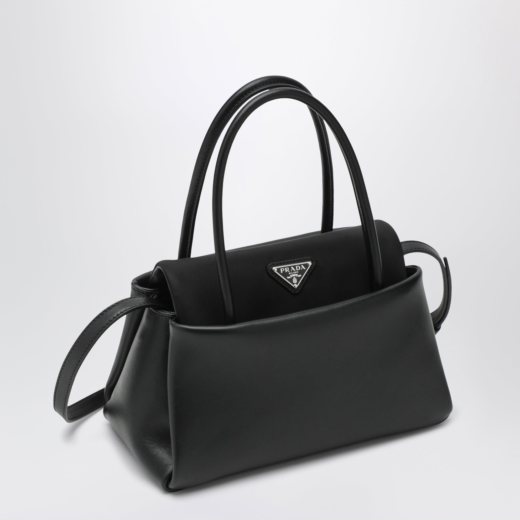 Borsa Passage medium in pelle e Re-Nylon nera