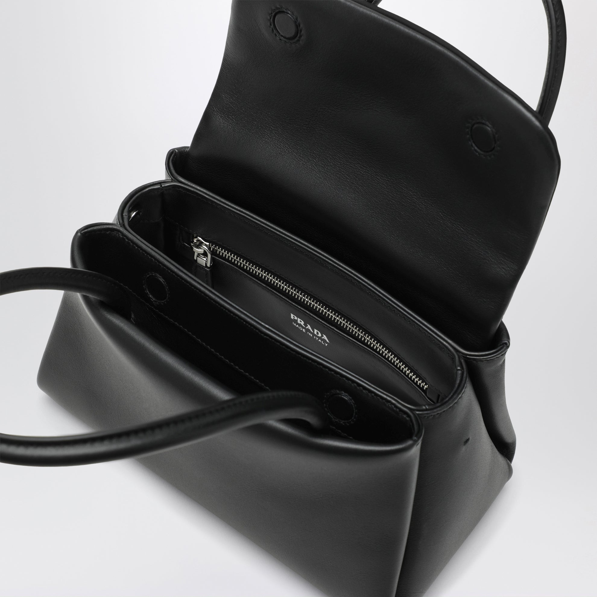 Borsa Passage medium in pelle e Re-Nylon nera