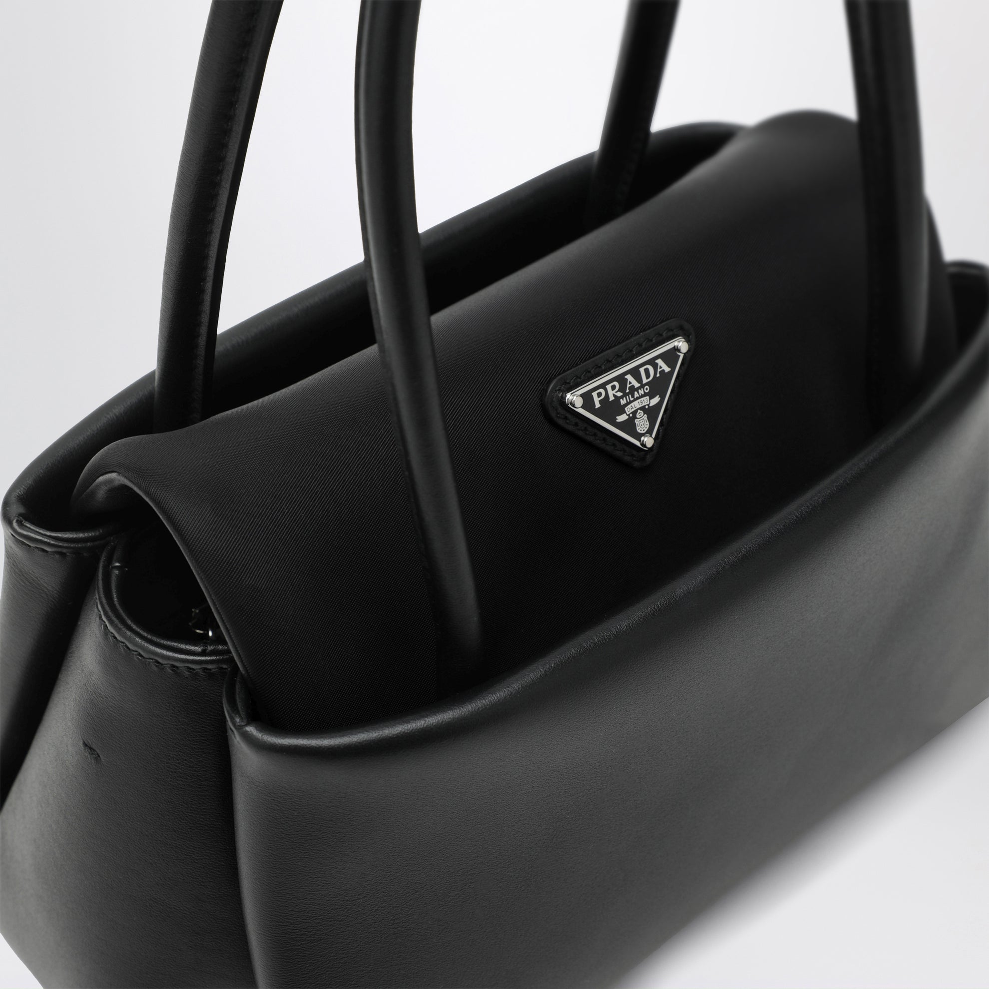 Borsa Passage medium in pelle e Re-Nylon nera