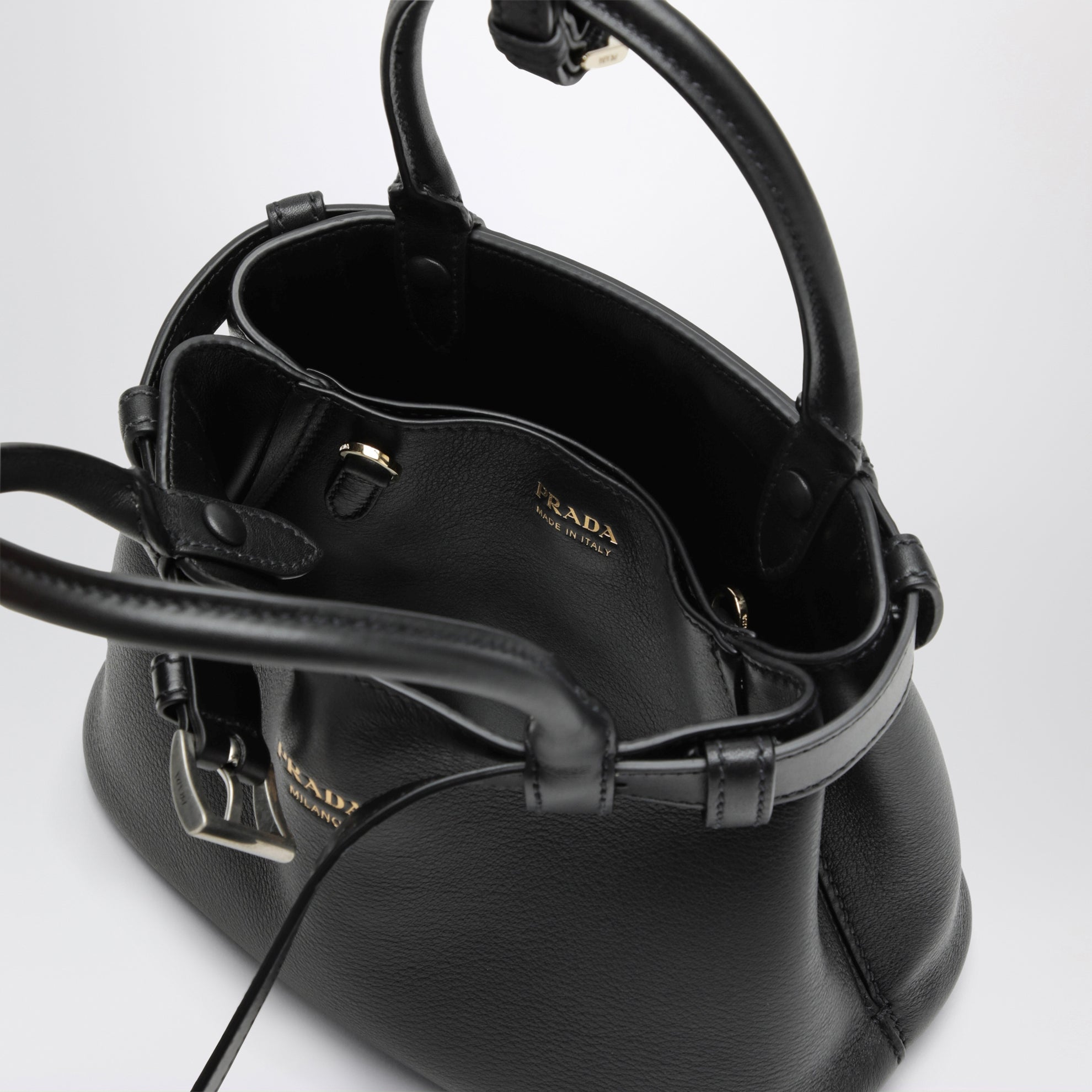 Borsa Buckle small in pelle con cintura nera