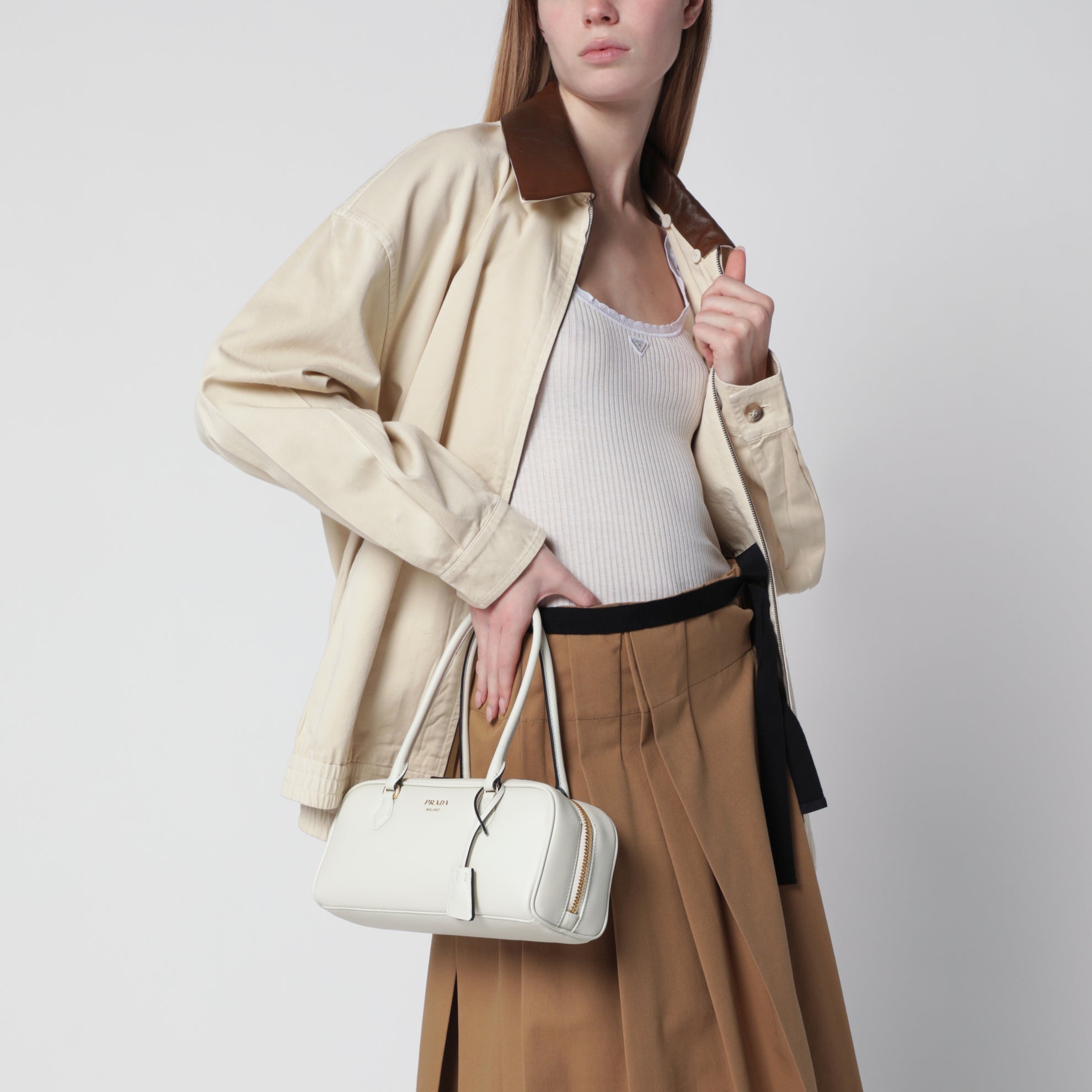 Shoulder bag in white leather