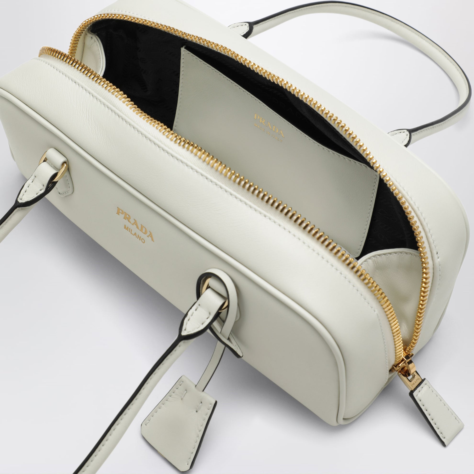 Shoulder bag in white leather