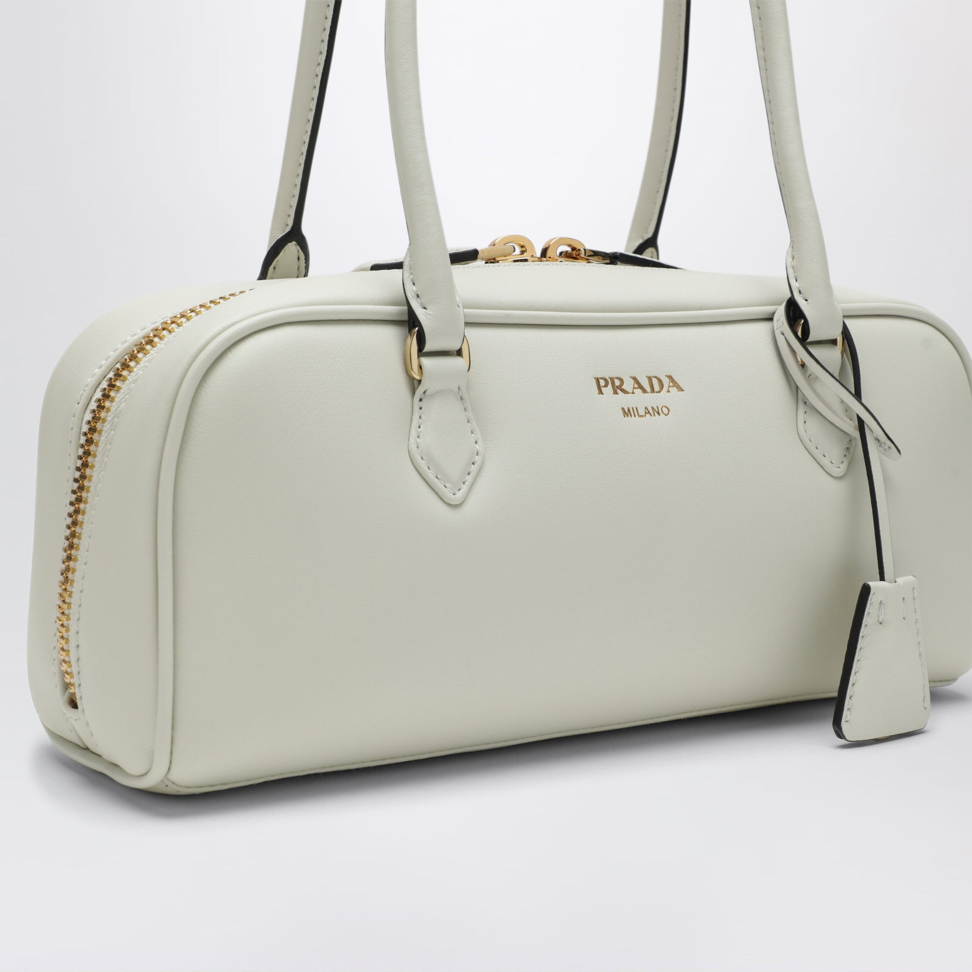 Shoulder bag in white leather
