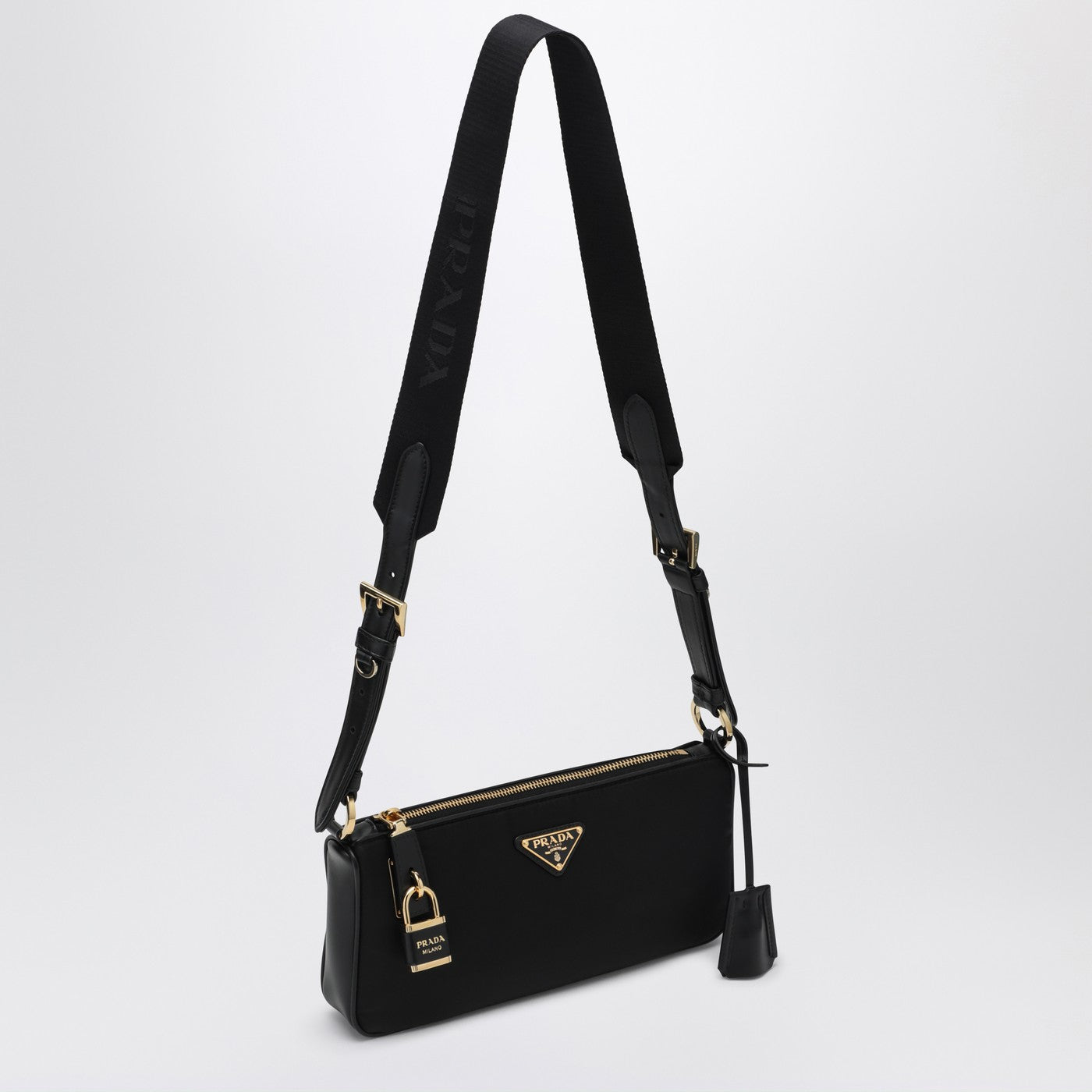 Schwarze Re-Nylon- und Ledertasche mit Vorhängeschloss
