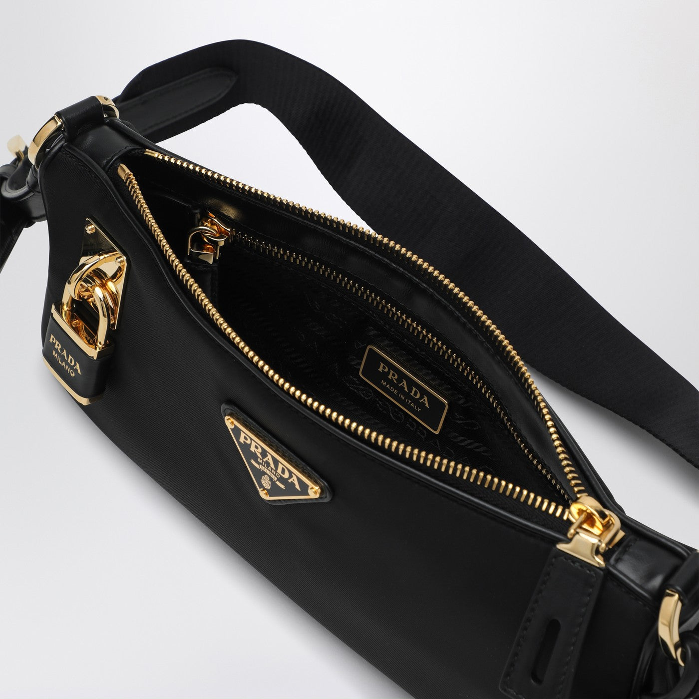 Schwarze Re-Nylon- und Ledertasche mit Vorhängeschloss