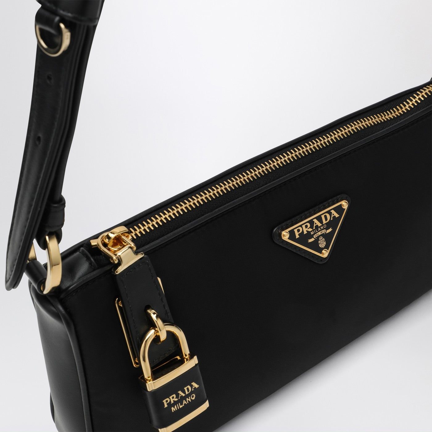 Schwarze Re-Nylon- und Ledertasche mit Vorhängeschloss