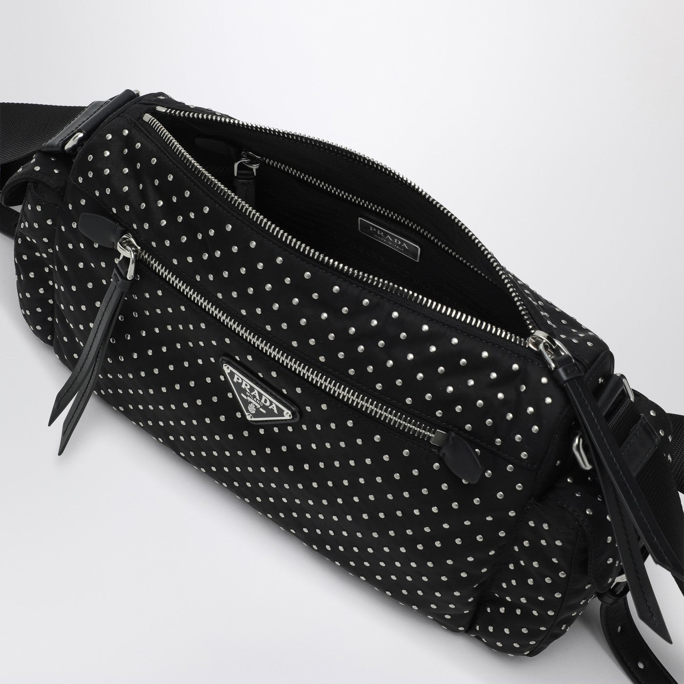 Sac en Re-Nylon noir avec des clous