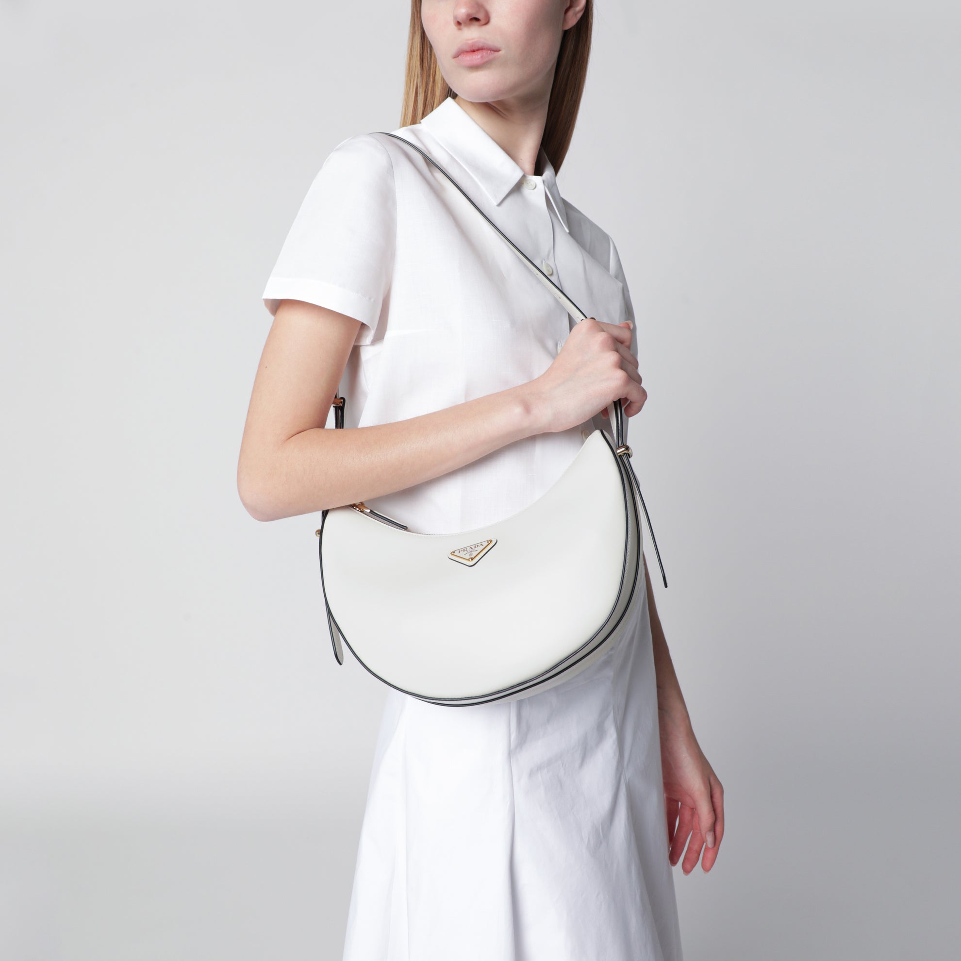 Borsa a spalla Prada Arqué medium in pelle bianca