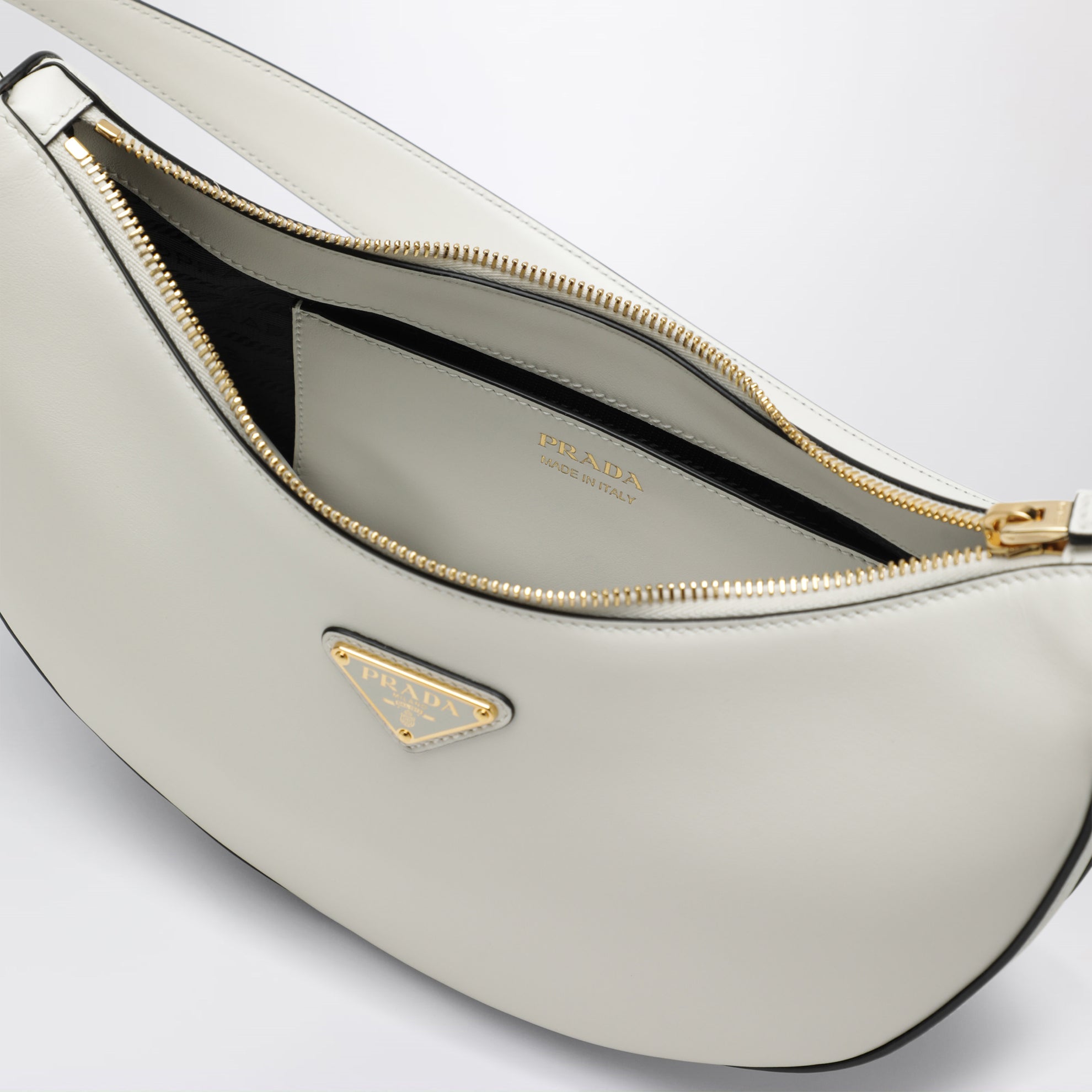 Borsa a spalla Prada Arqué medium in pelle bianca