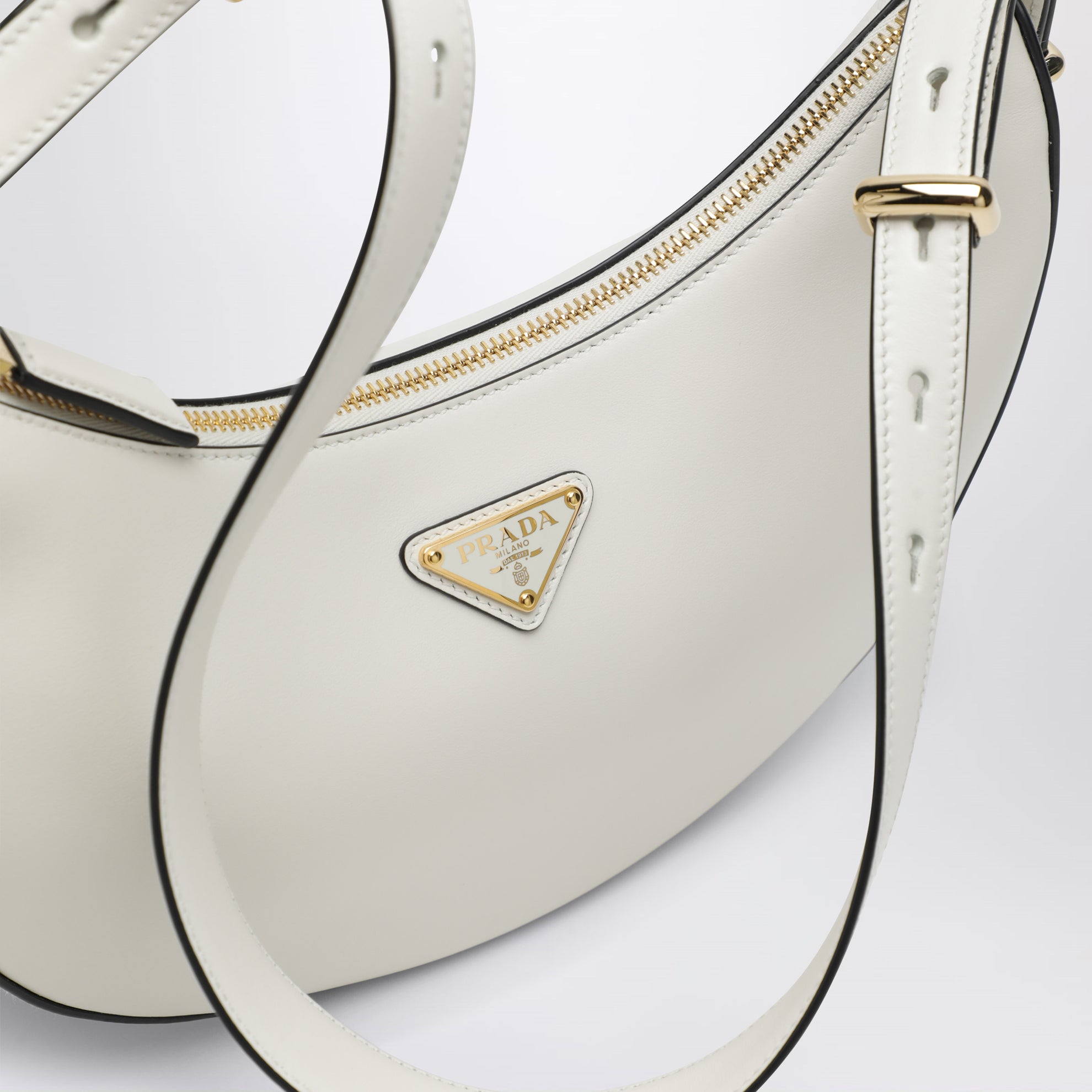Borsa a spalla Prada Arqué medium in pelle bianca