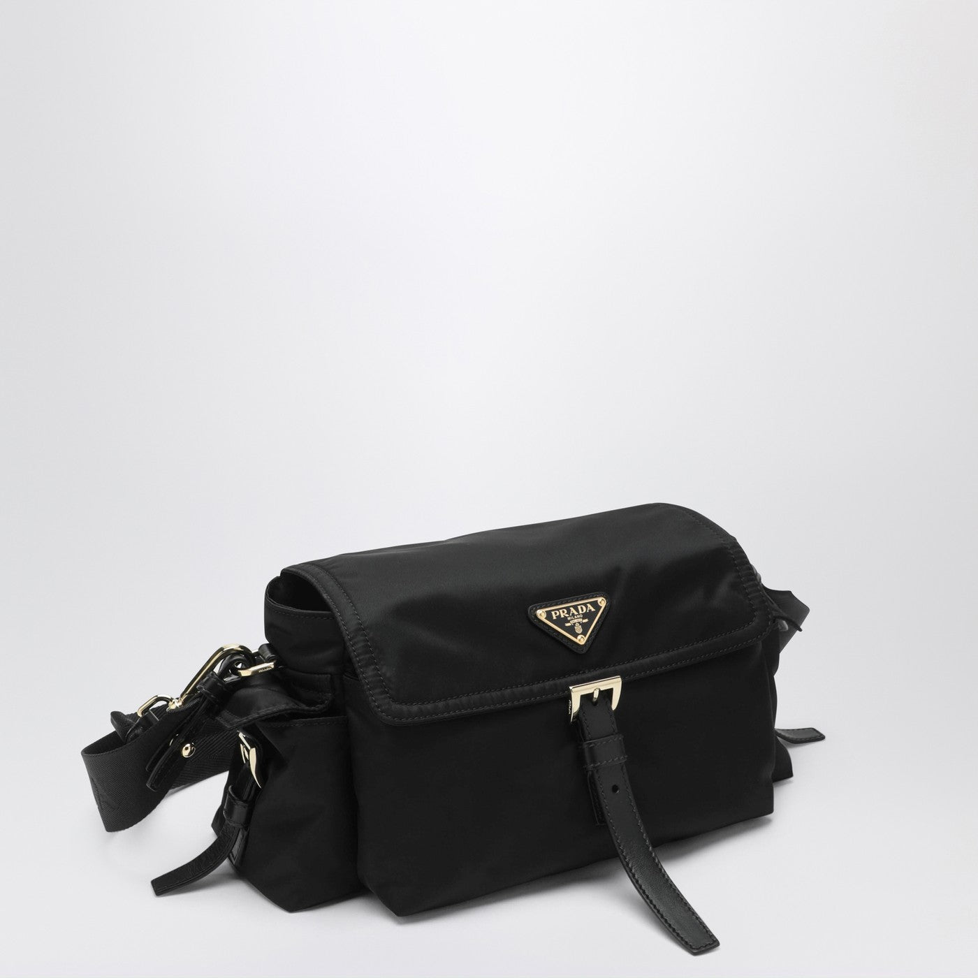 Borsa Prada Explore medium in Re-Nylon nera