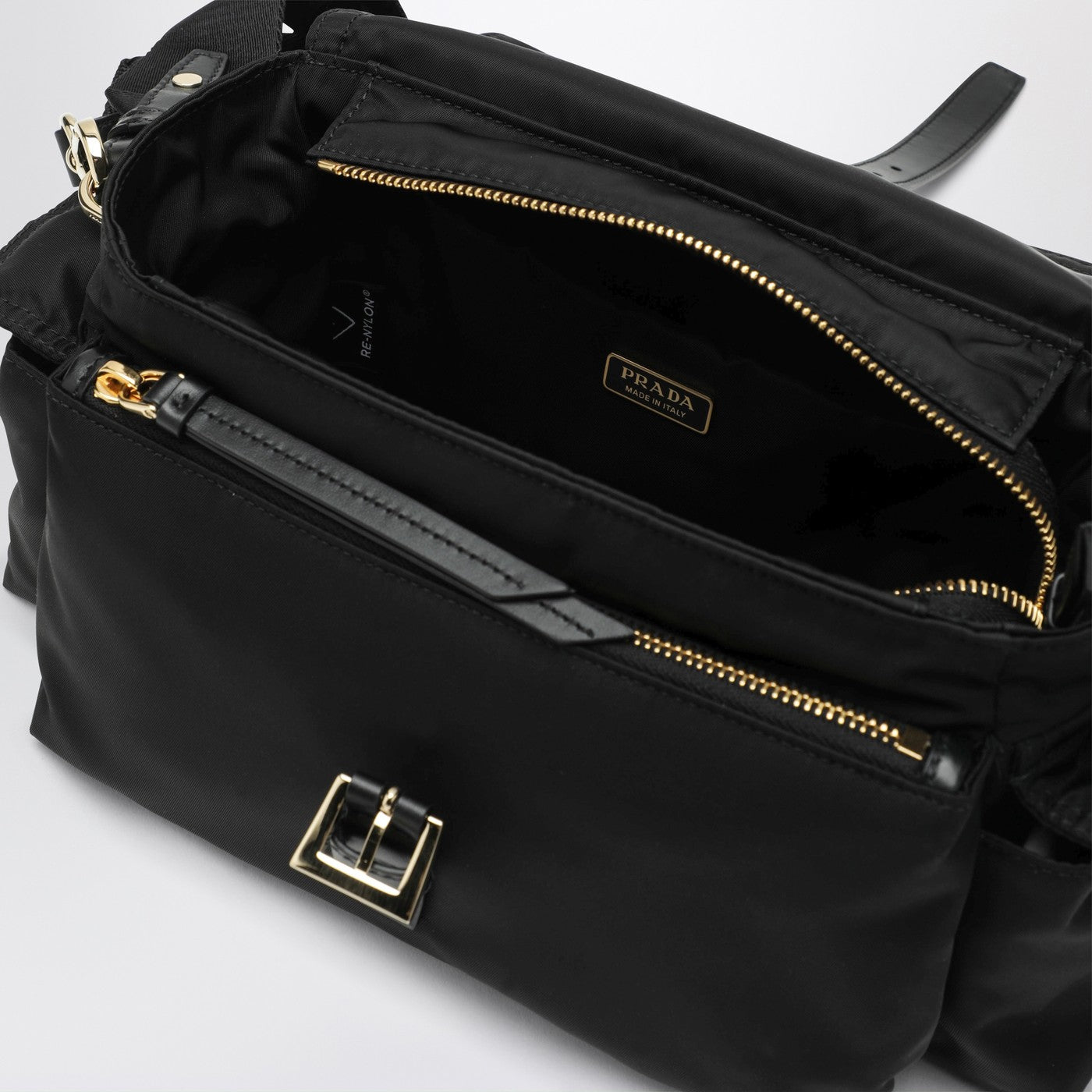 Borsa Prada Explore medium in Re-Nylon nera