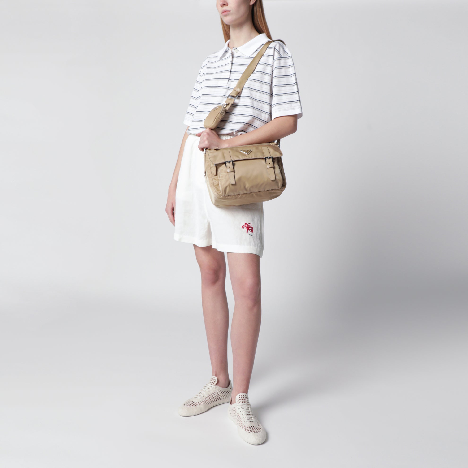 Borsa a tracolla media in Re-Nylon Cammello