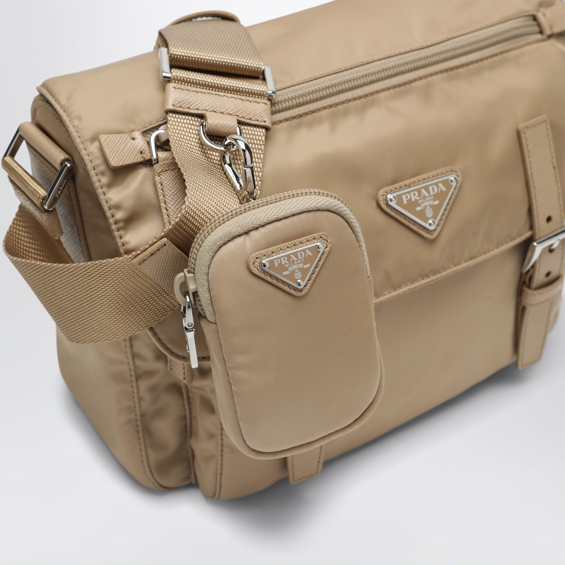 Borsa a tracolla media in Re-Nylon Cammello