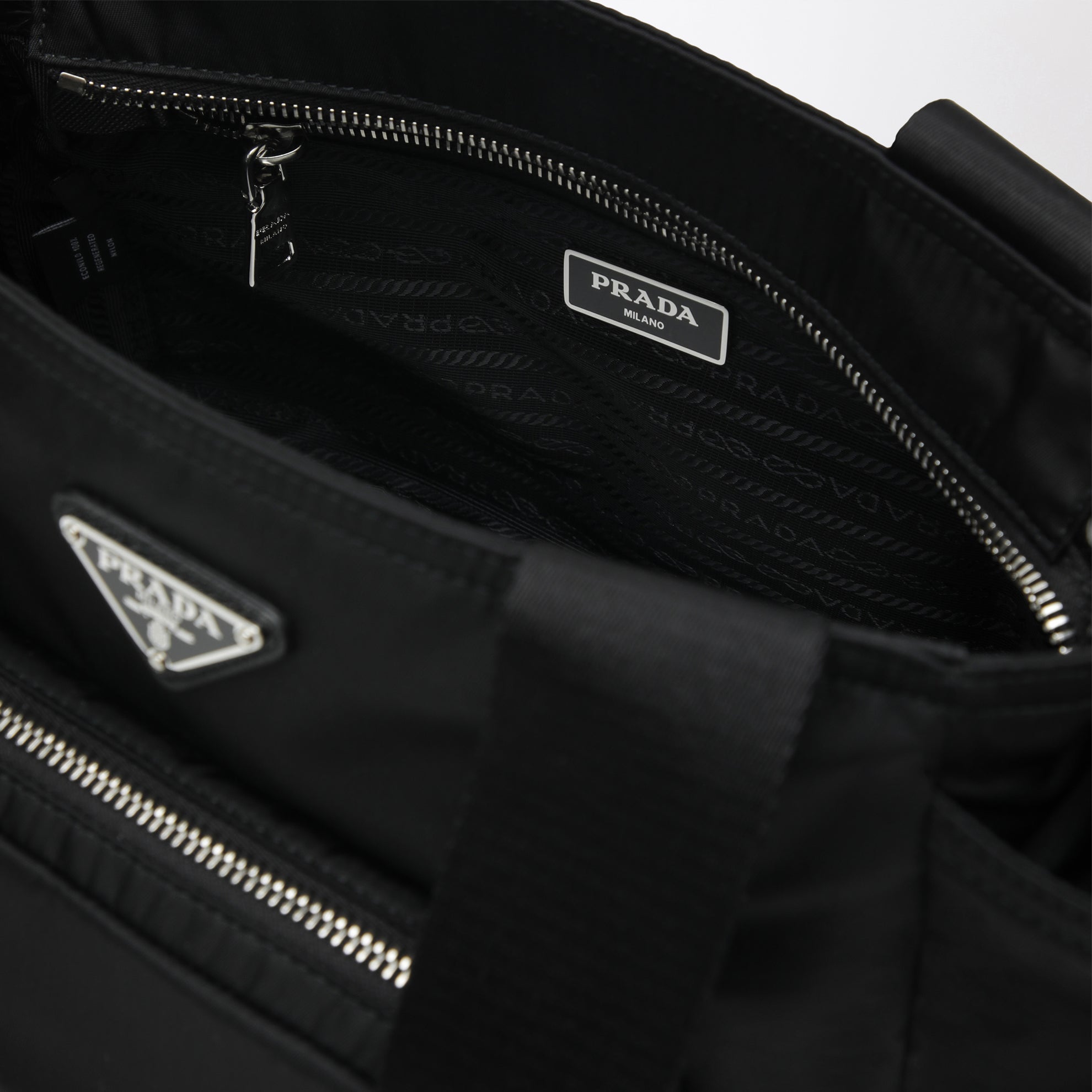 Schwarze Einkaufstasche aus recyceltem Nylon