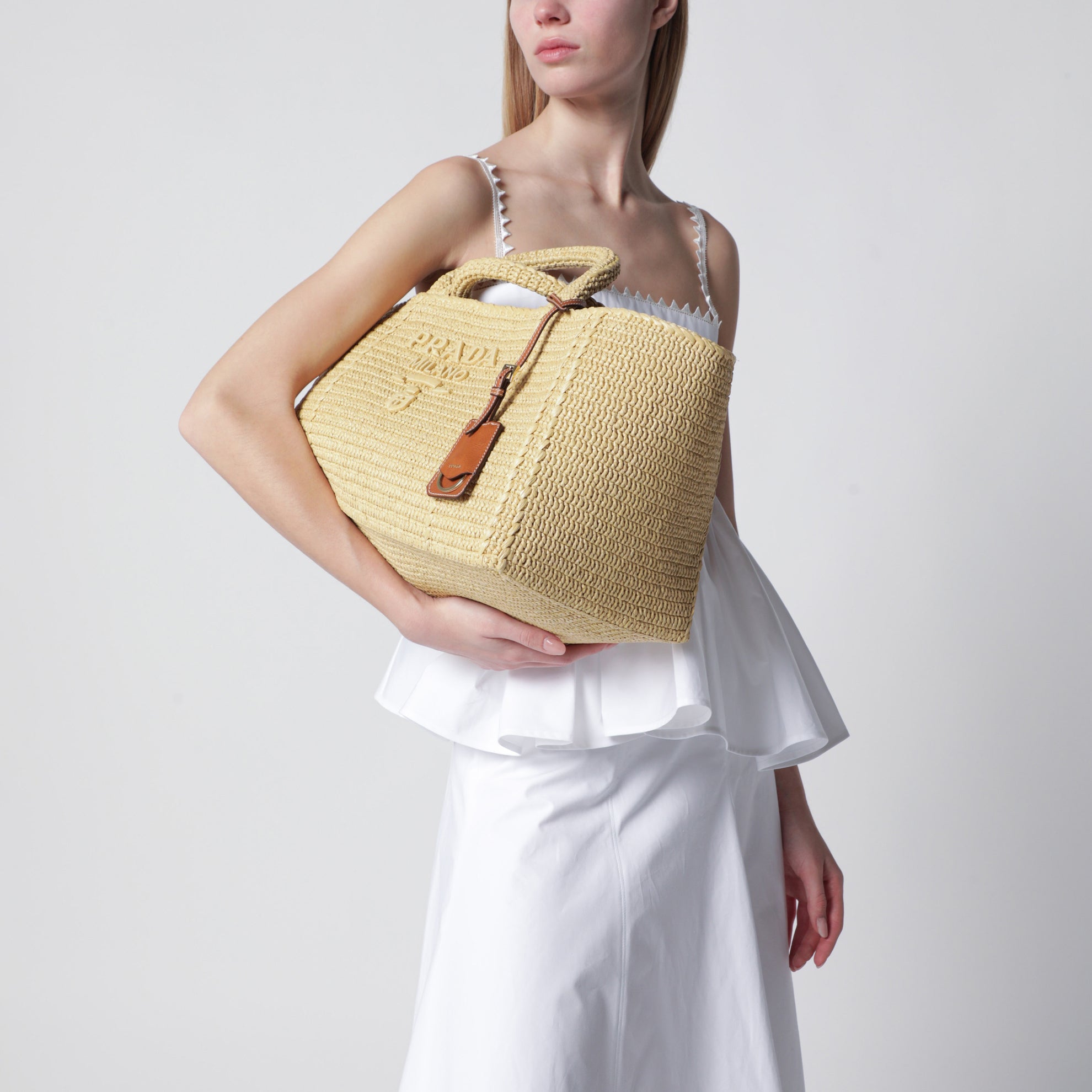 Große Shoppingtasche aus Häkelarbeit mit Lederdetails