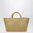Große Shoppingtasche aus Häkelarbeit mit Lederdetails