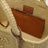 Große Shoppingtasche aus Häkelarbeit mit Lederdetails