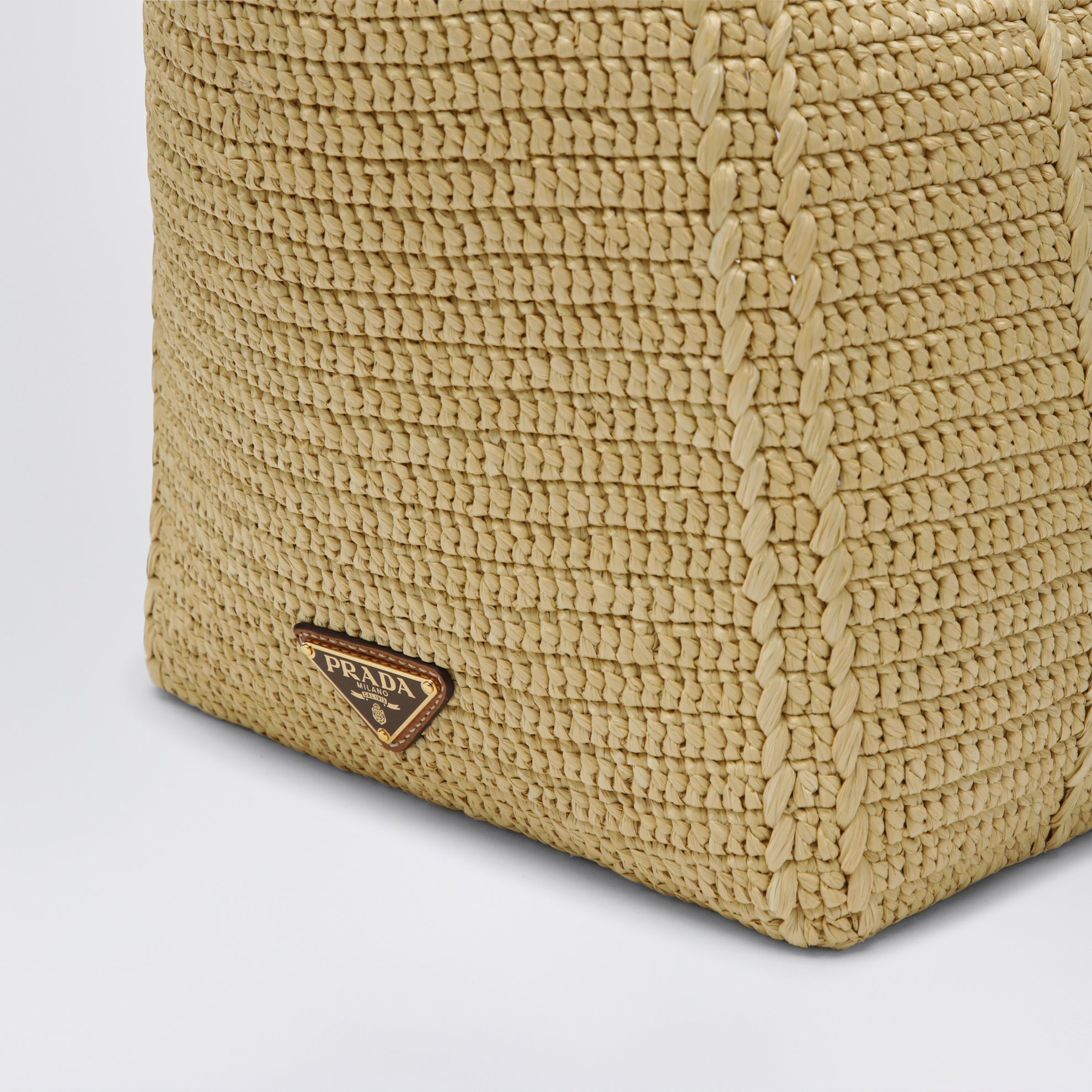 Große Shoppingtasche aus Häkelarbeit mit Lederdetails