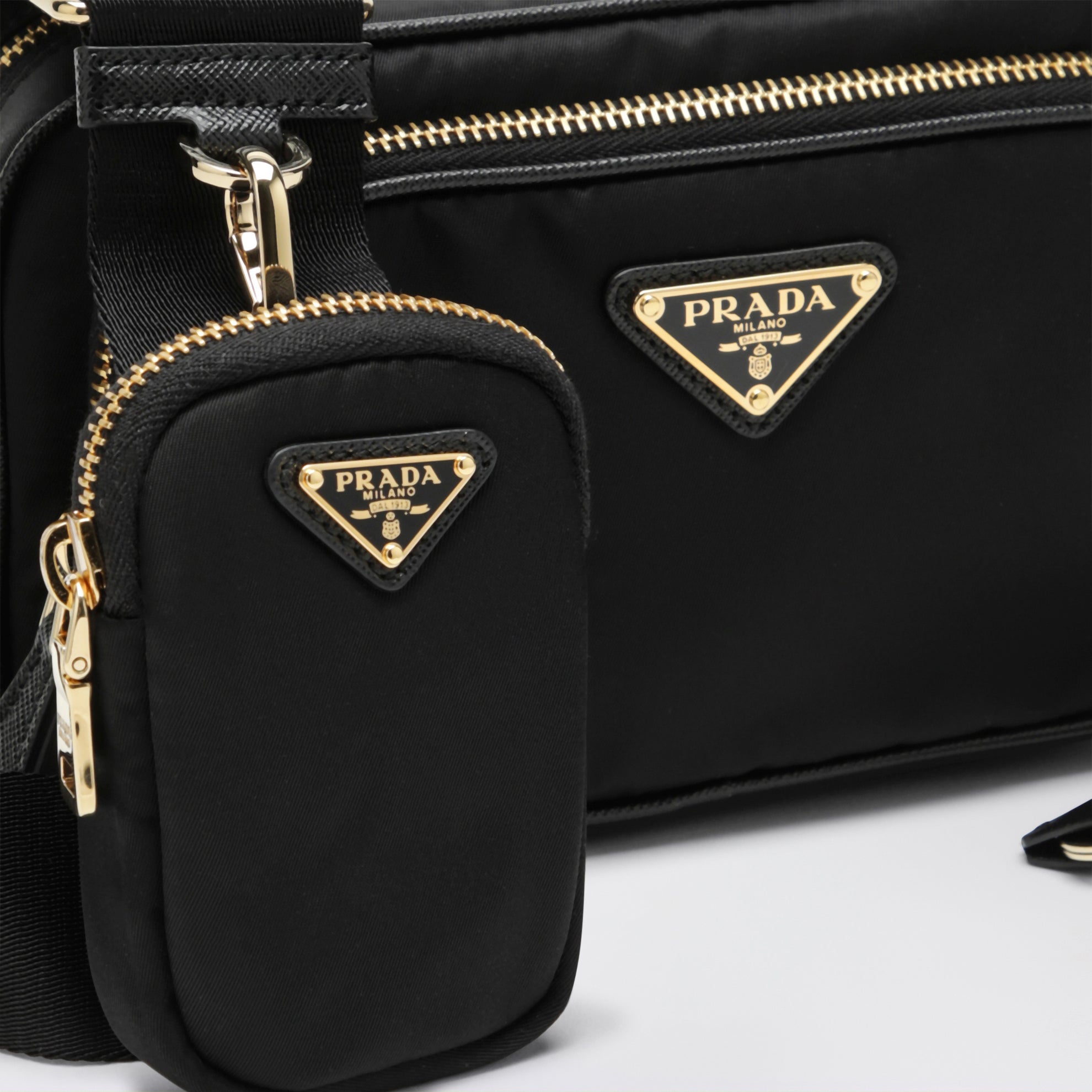 Borsa a tracolla in Re-Nylon nera