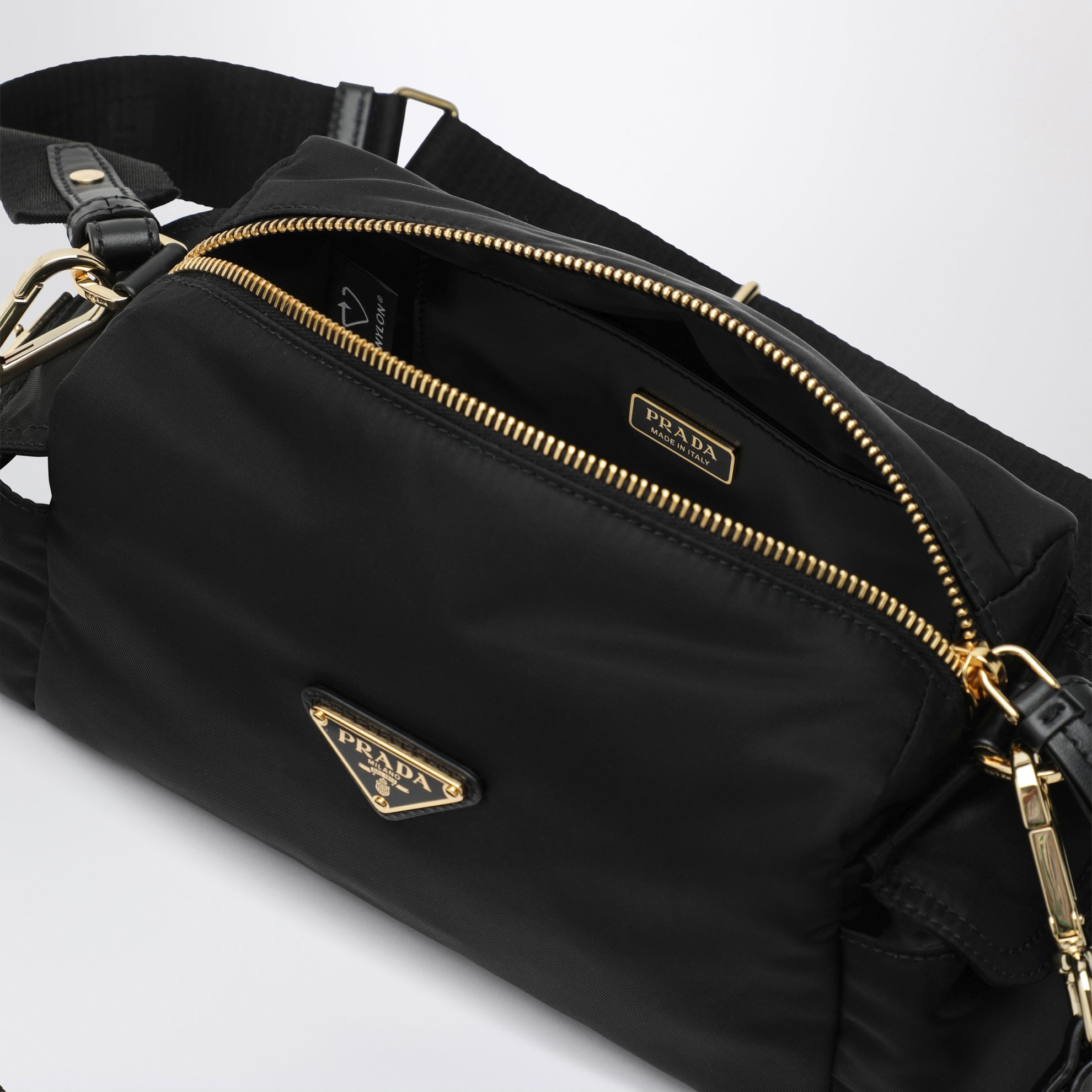 Borsa a spalla in Re-Nylon nera