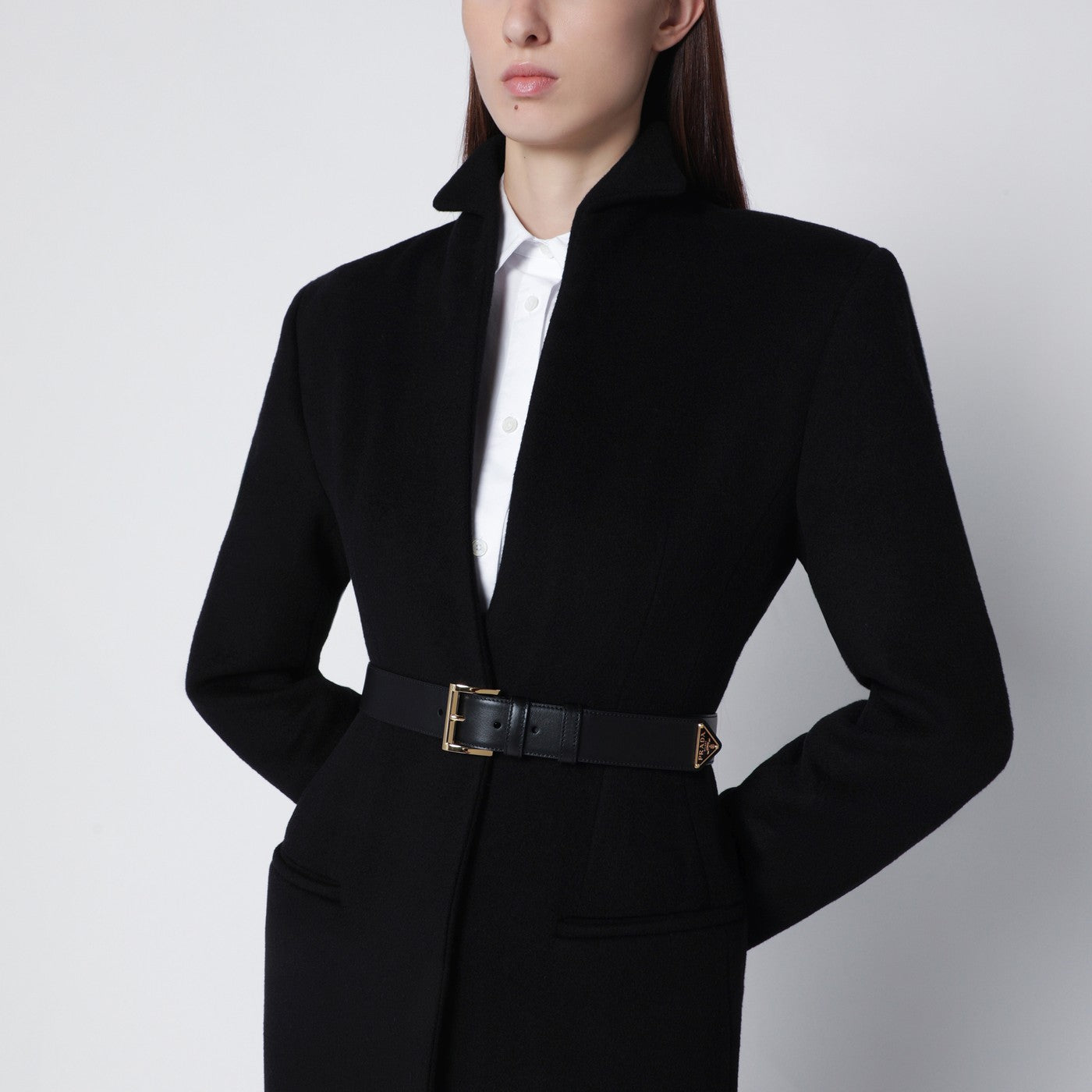 Ceinture en cuir noir avec logo triangulaire
