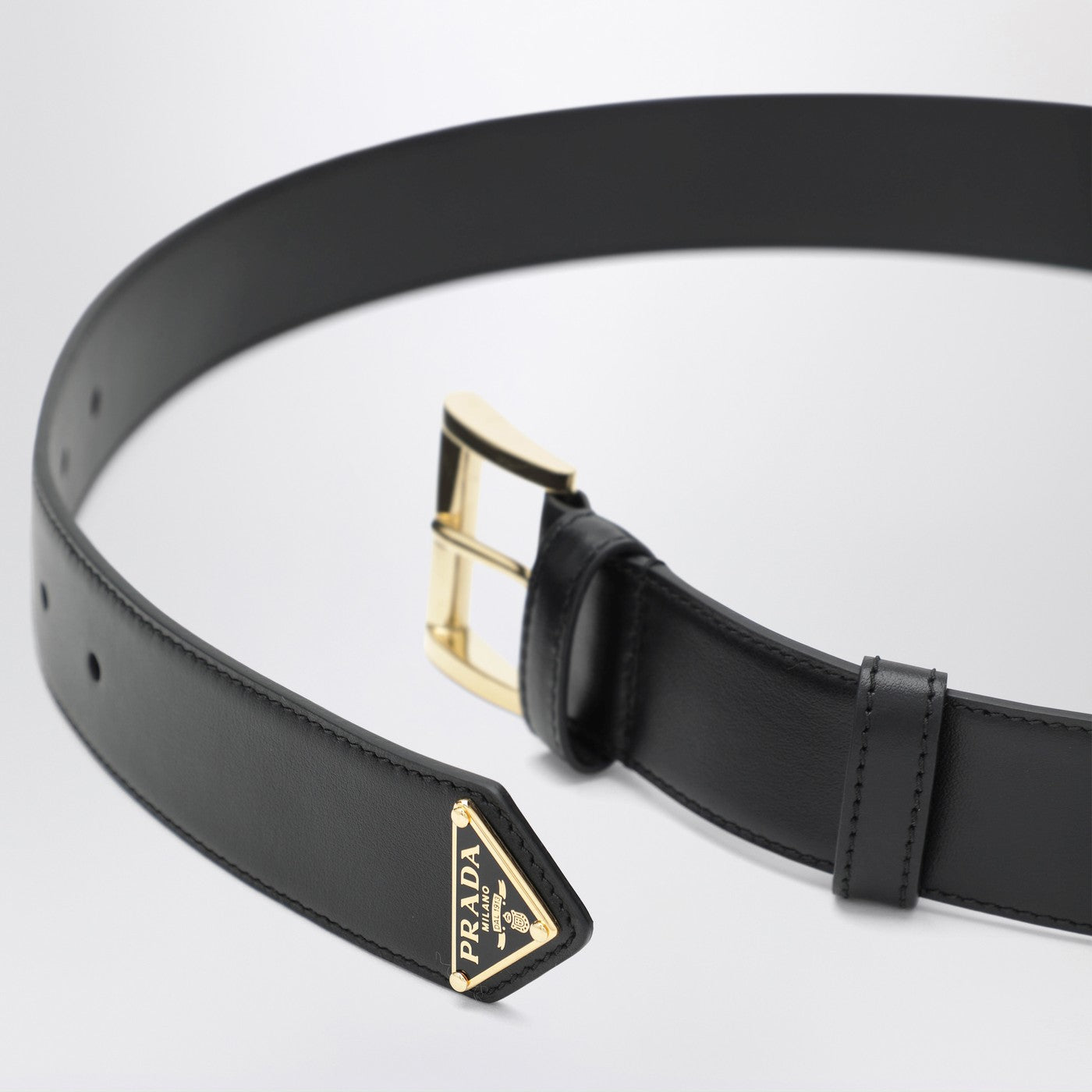 Ceinture en cuir noir avec logo triangulaire