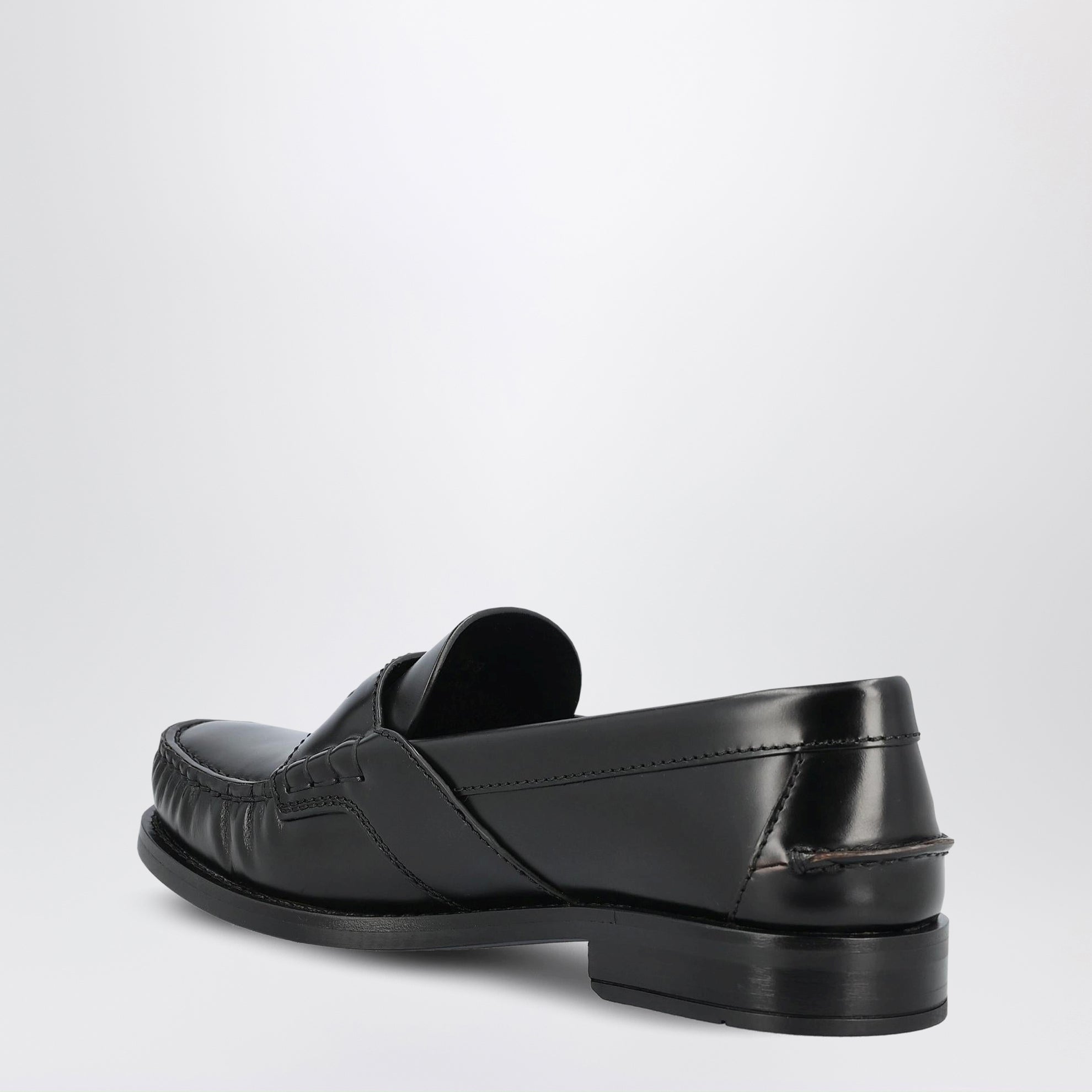 Schwarze Mokassins aus gebürstetem Leder