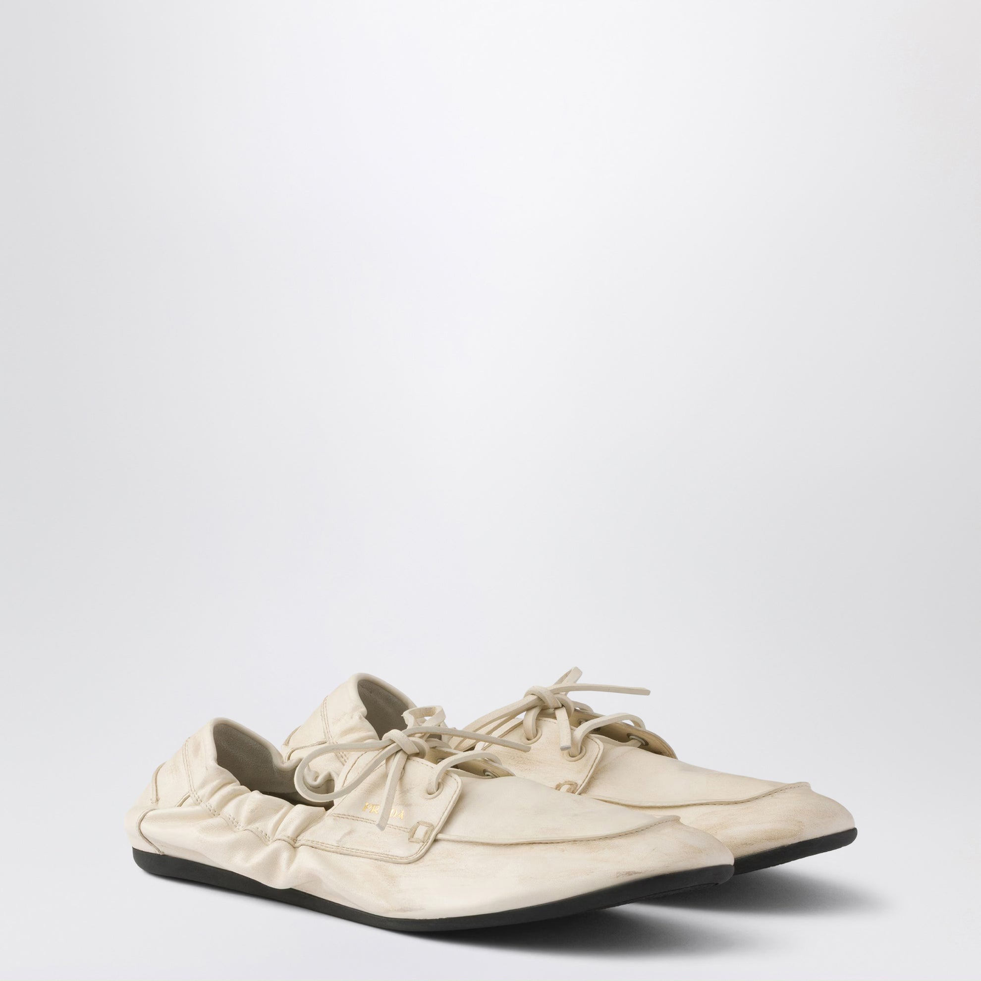 Shuffle Bootsschuhe aus antikisiertem Leder in der Farbe Talk