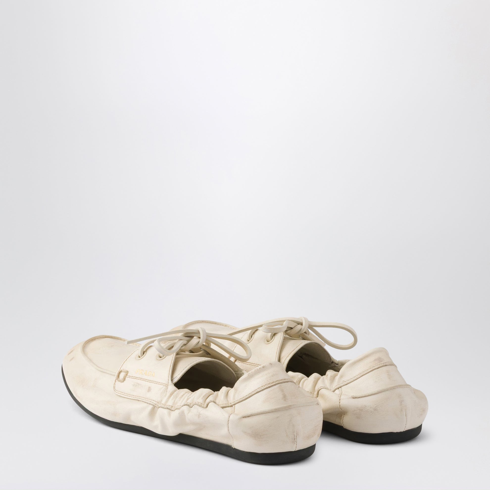 Shuffle Bootsschuhe aus antikisiertem Leder in der Farbe Talk