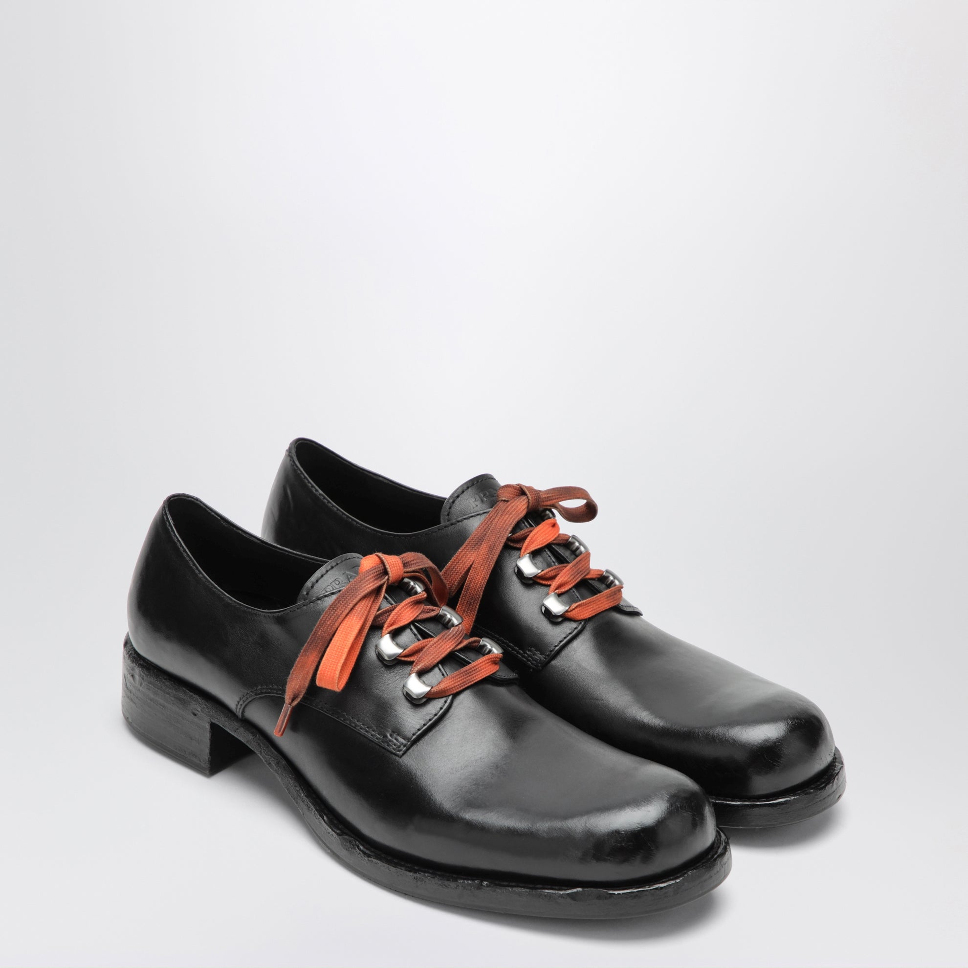 Scarpe stringate nere in pelle anticata