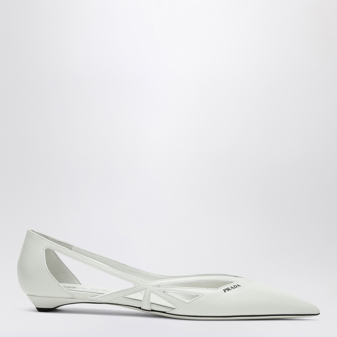 Weißer Cut-Out-Ballerina aus gebürstetem Leder