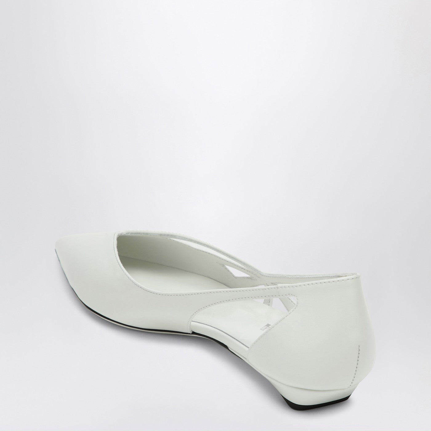 Weißer Cut-Out-Ballerina aus gebürstetem Leder