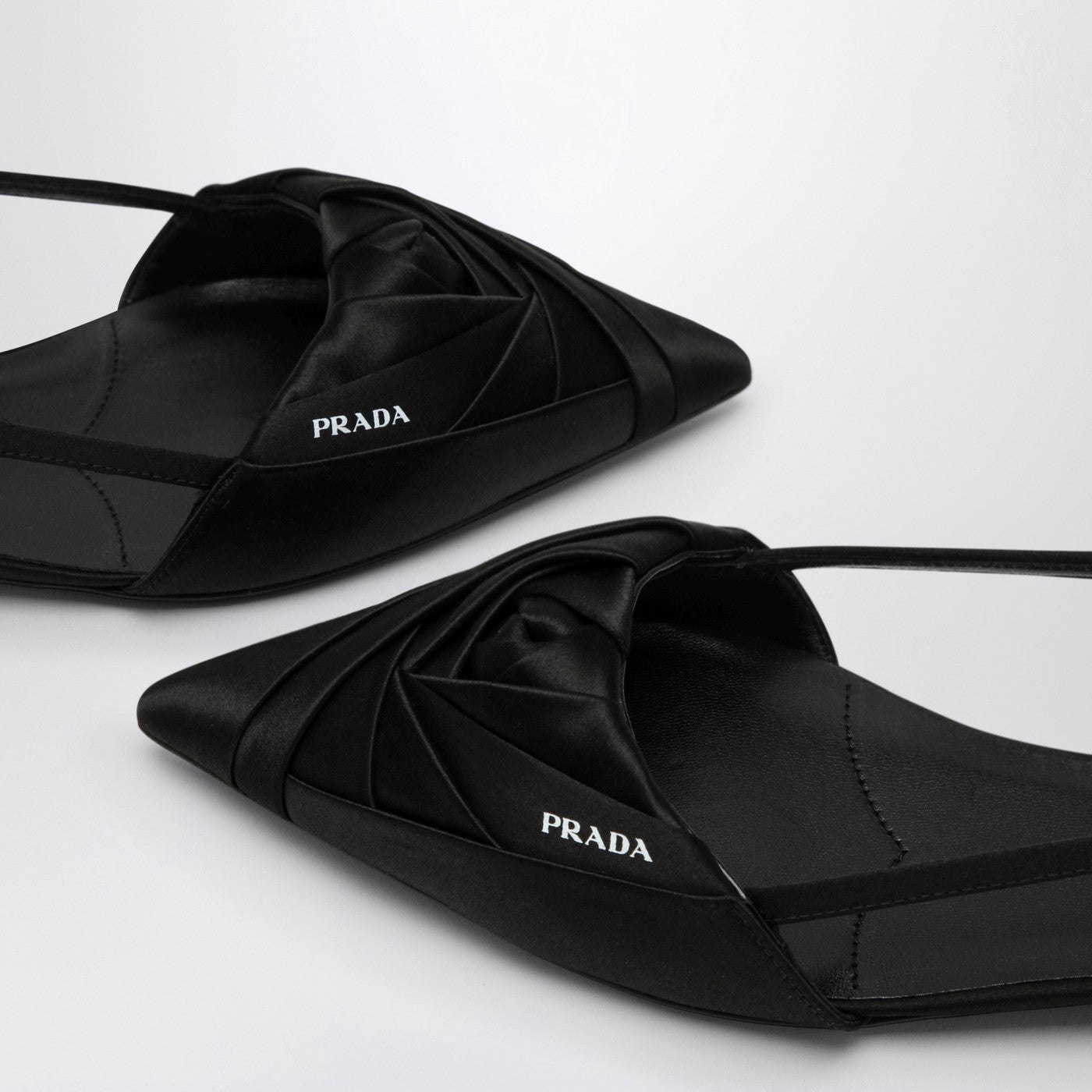 Ballerina nera in raso con cut out