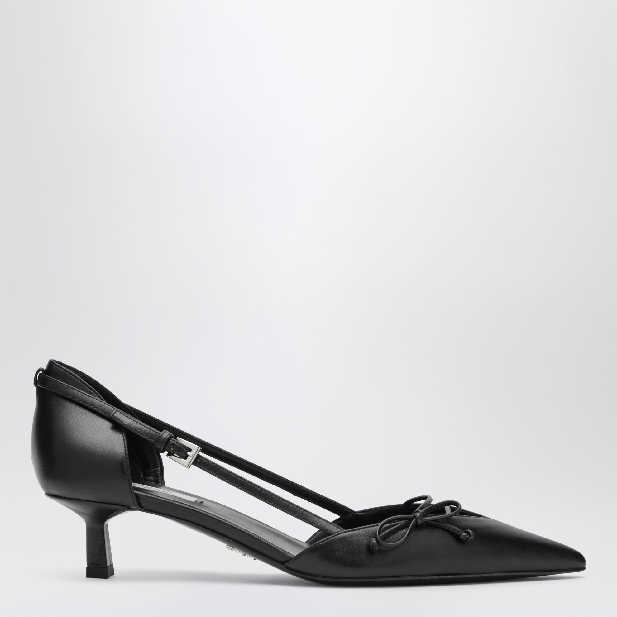Seitlich offene Pumps aus Leder