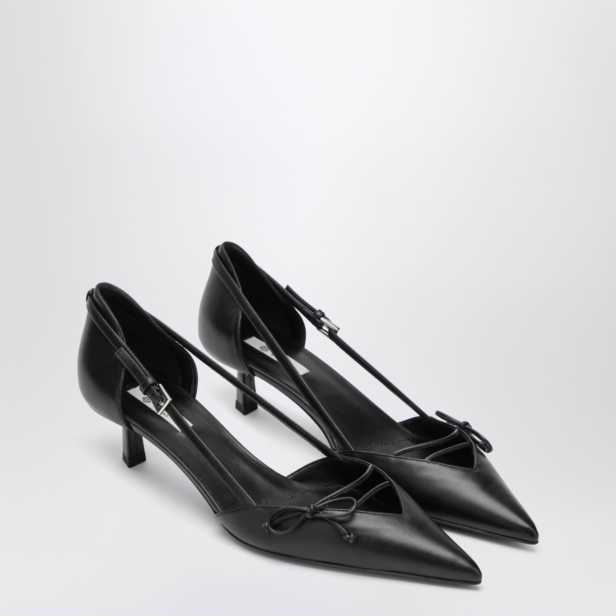 Seitlich offene Pumps aus Leder