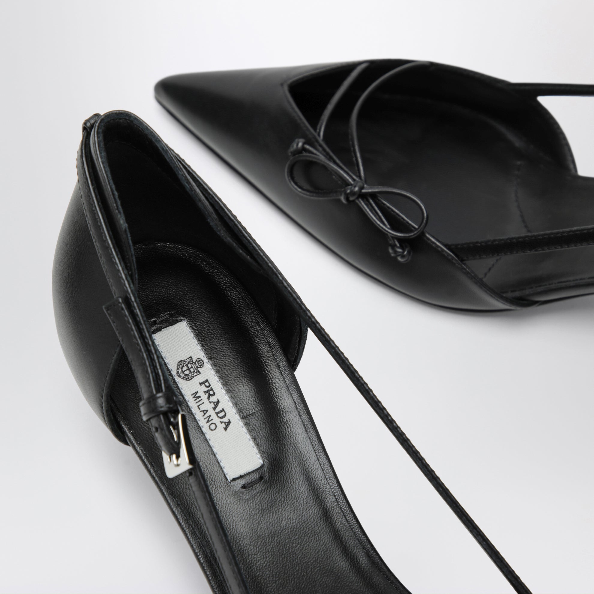 Seitlich offene Pumps aus Leder
