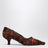 Pumps aus Satin in Kaffeefarbe mit Federn verziert
