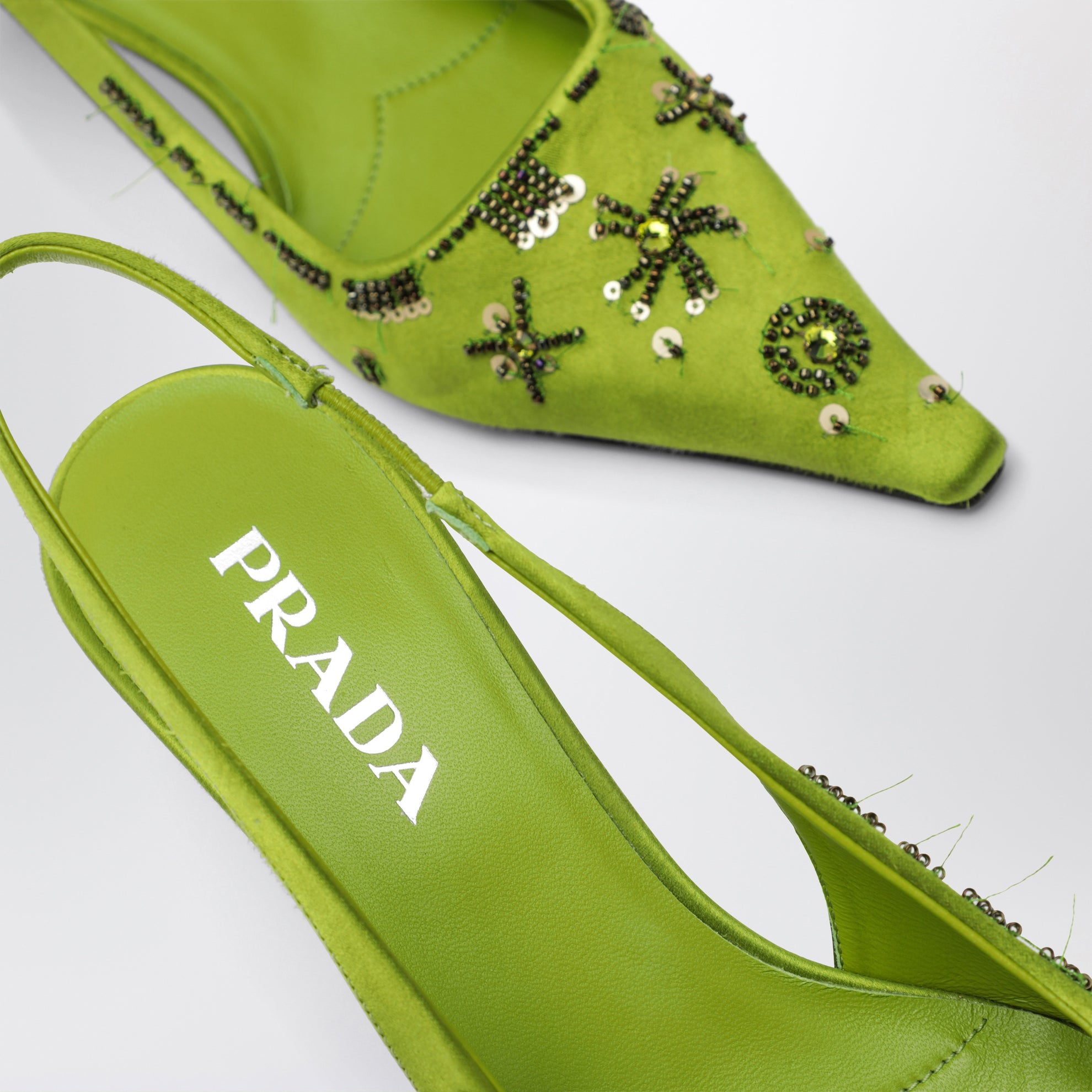 Décolleté slingback verde felce in raso con paillettes