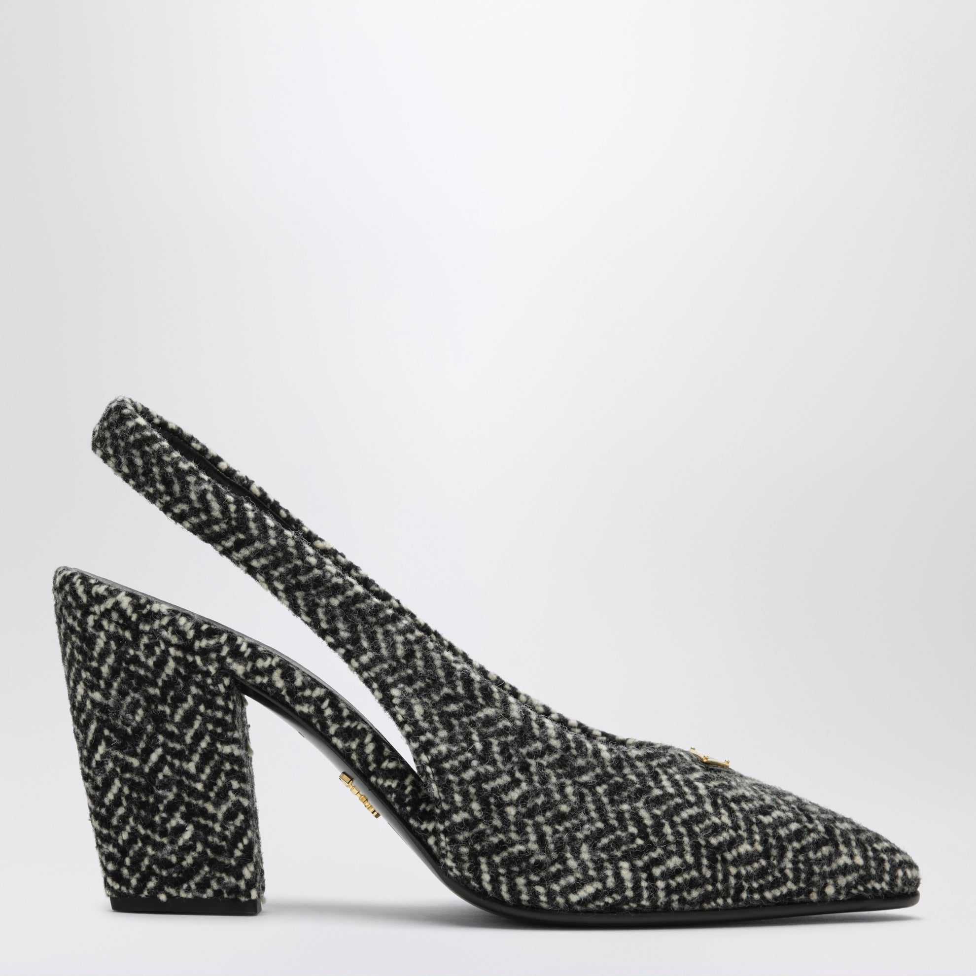 Escarpins à bride arrière blancs et noirs en tissu à chevrons