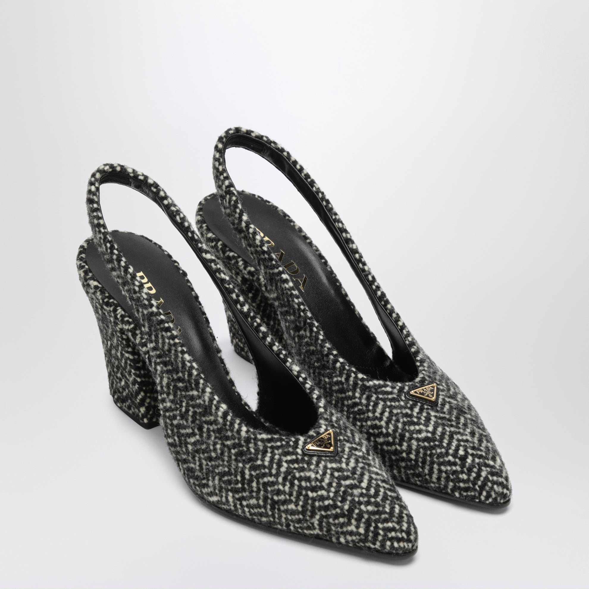 Escarpins à bride arrière blancs et noirs en tissu à chevrons