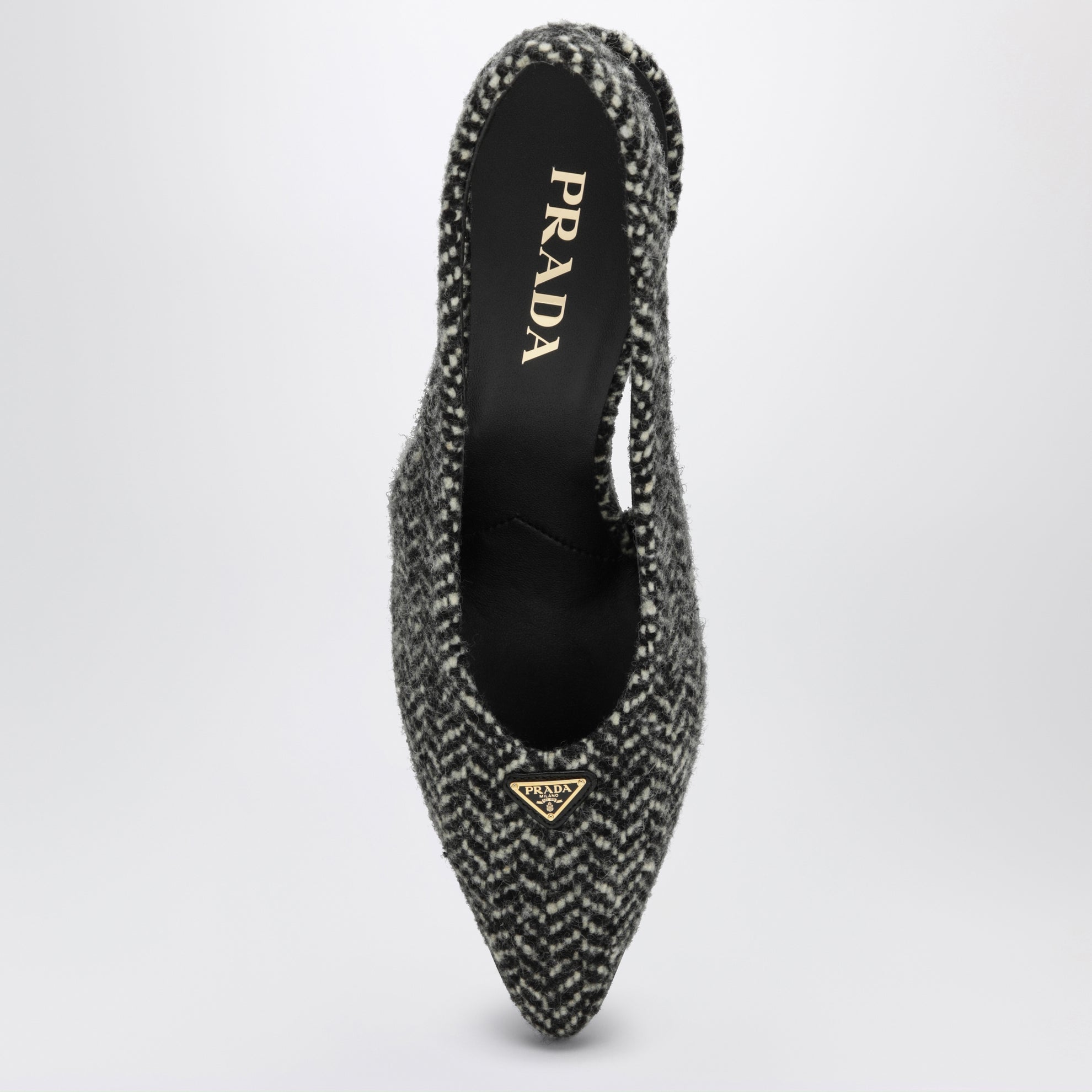 Escarpins à bride arrière blancs et noirs en tissu à chevrons