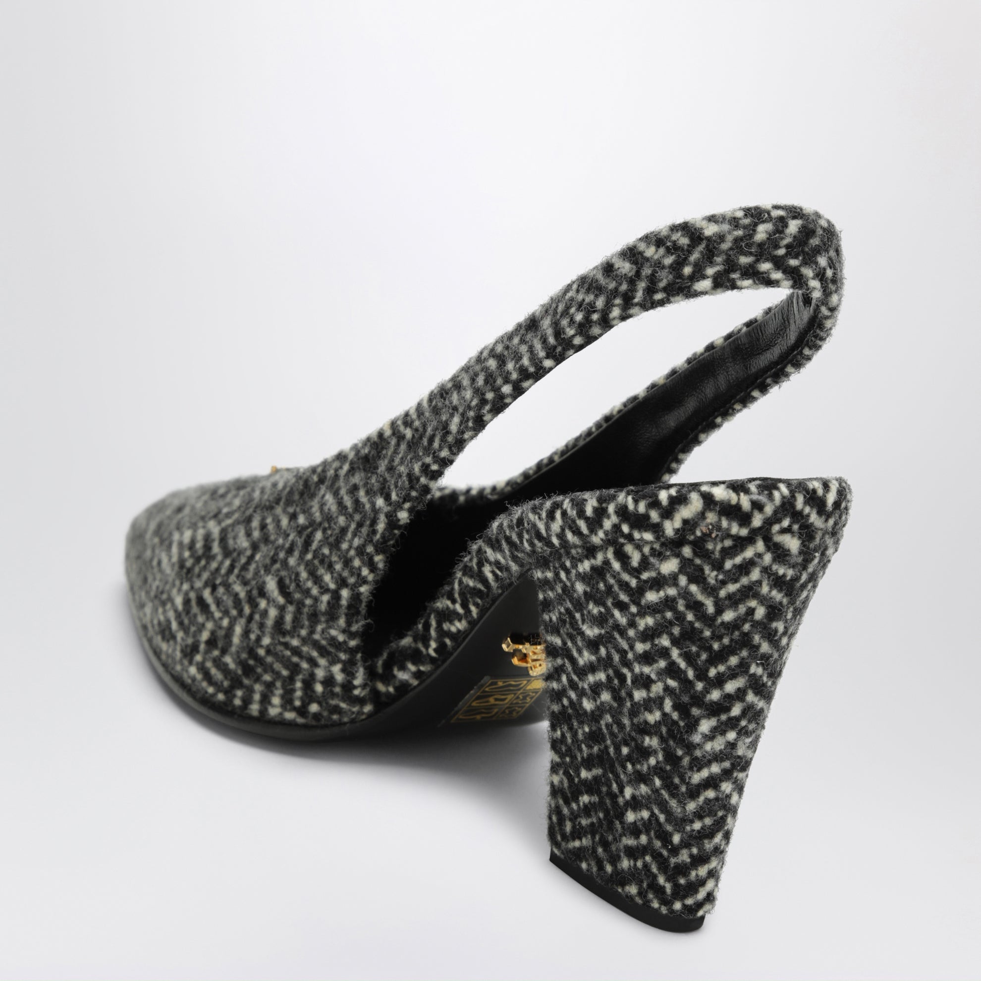 Escarpins à bride arrière blancs et noirs en tissu à chevrons
